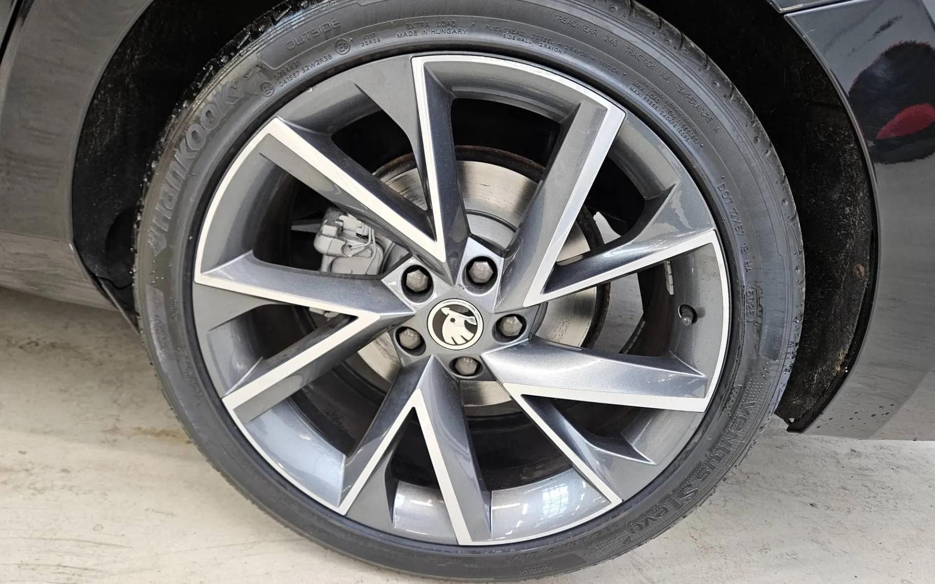 Notranja slika - Škoda Superb - 2.0 TDI Sportline Combi DSG 147 kW - 9
