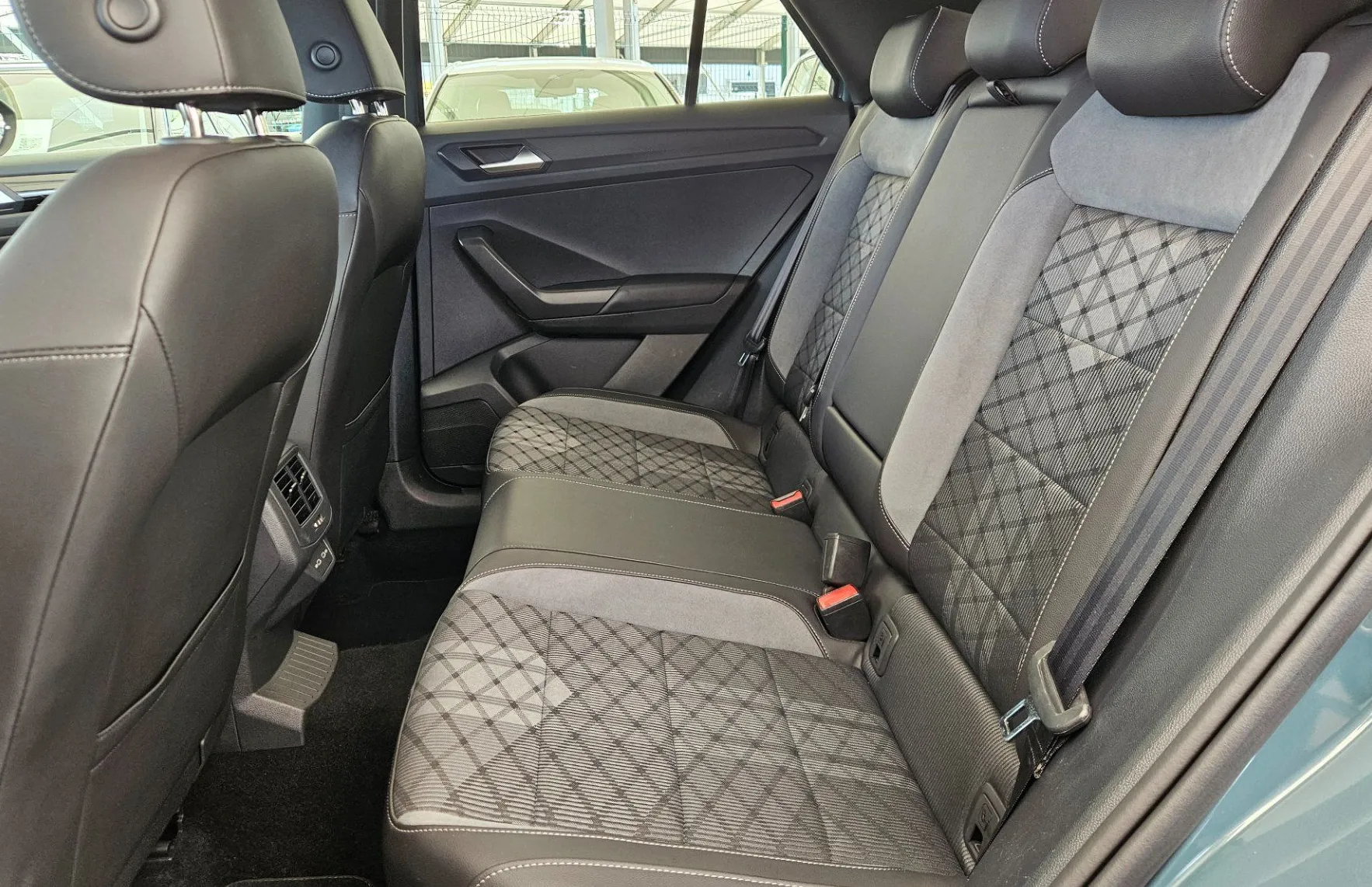 Zunanja slika - Volkswagen T-Roc - R-Line 2.0 TDI DSG LED PLUS-KAMERA-KEYLESS - 10