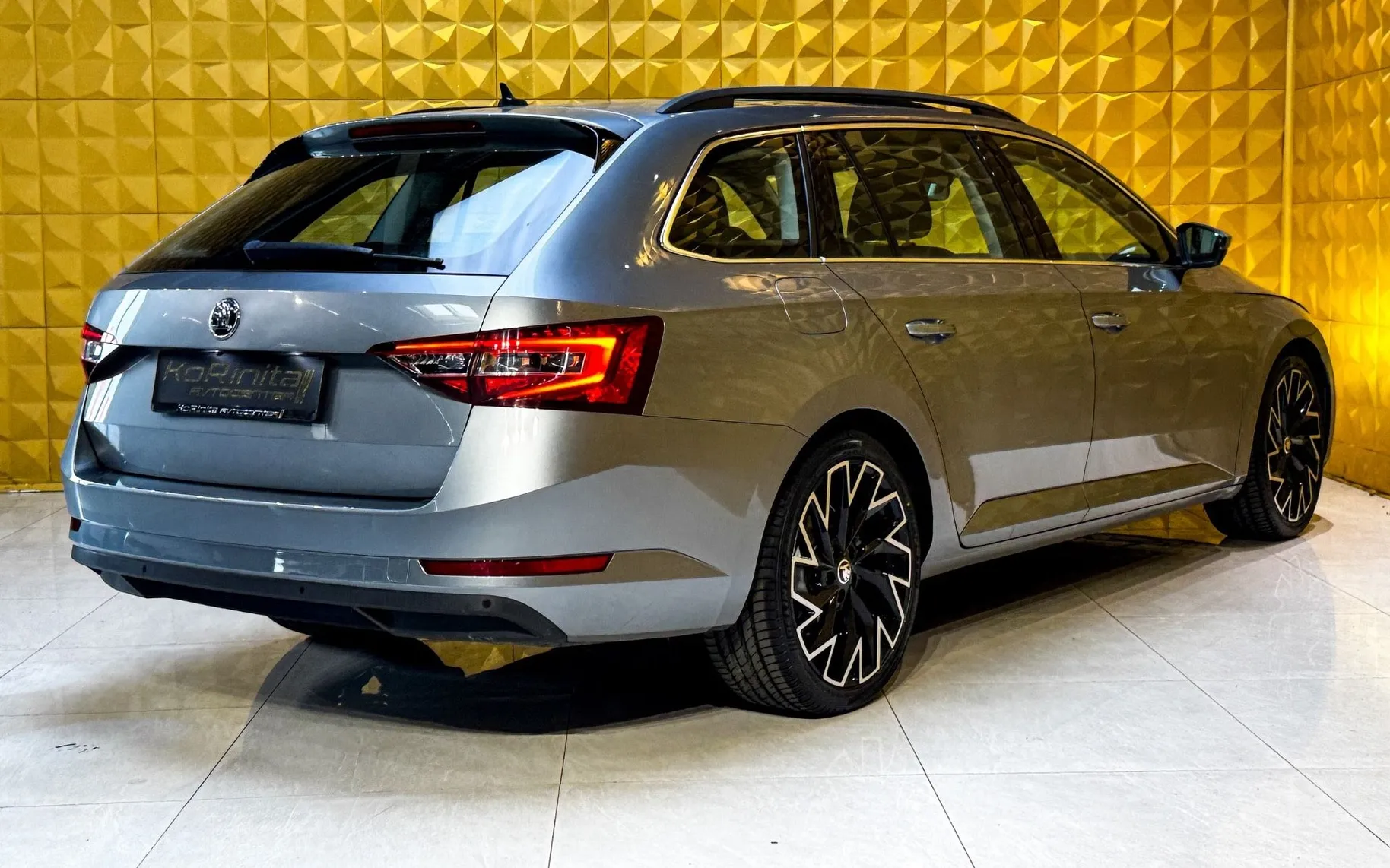 Notranja slika - Škoda Superb - 2.0 TDI 4X4 AUT.-PANO-GRETJE-NAVI-RADAR TEMP - 11