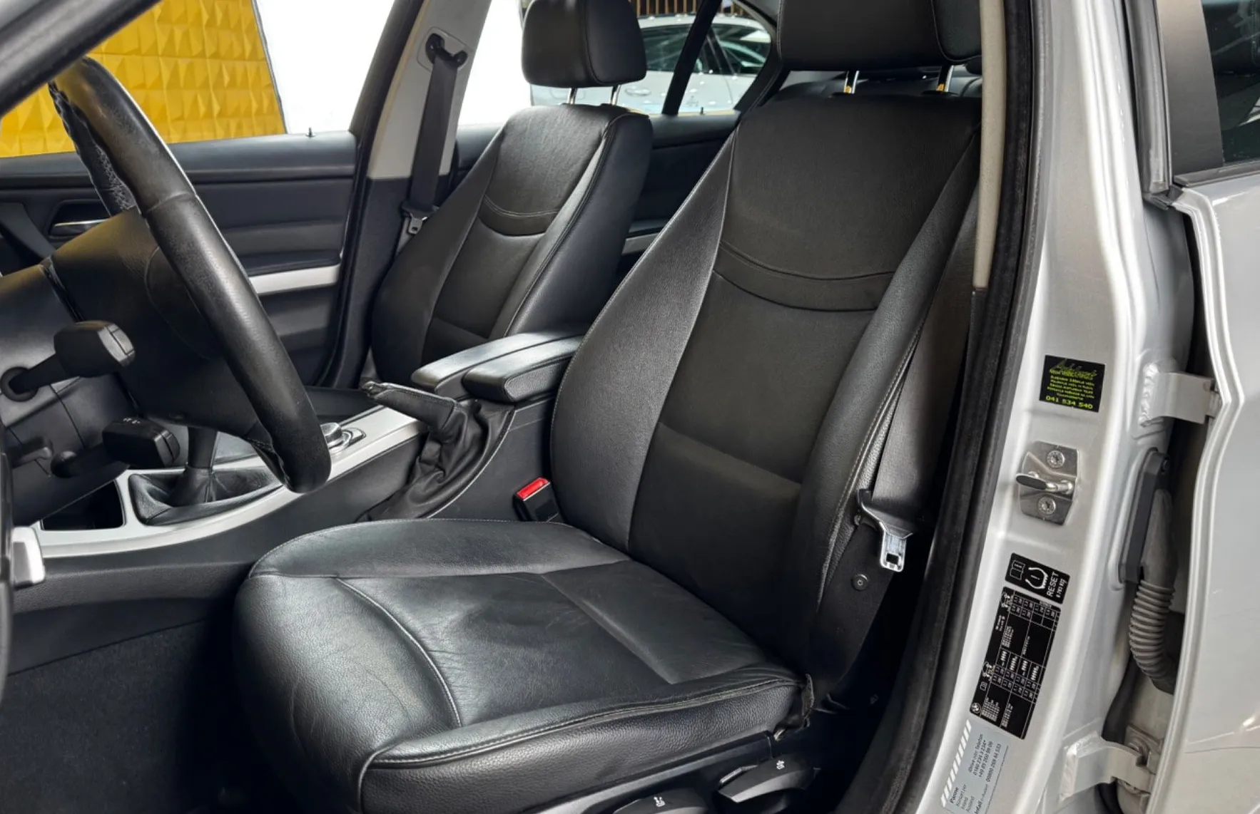 Zunanja slika - BMW Serija 3 - : 318d LCI-STREŠNO OKNO-GRETJE-NAVI-PDC... - 16