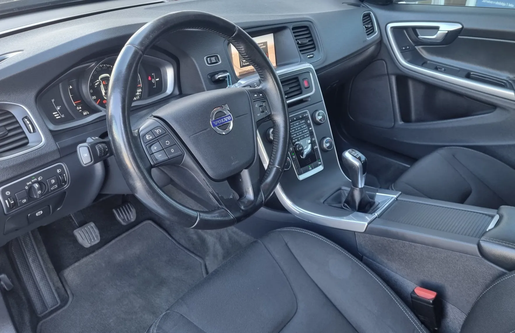 Zunanja slika - Volvo V60 - 2.0 TD - VLEČNA KLJUKA +NAVIGACIJA+PDC+TEMPOMAT... - 9
