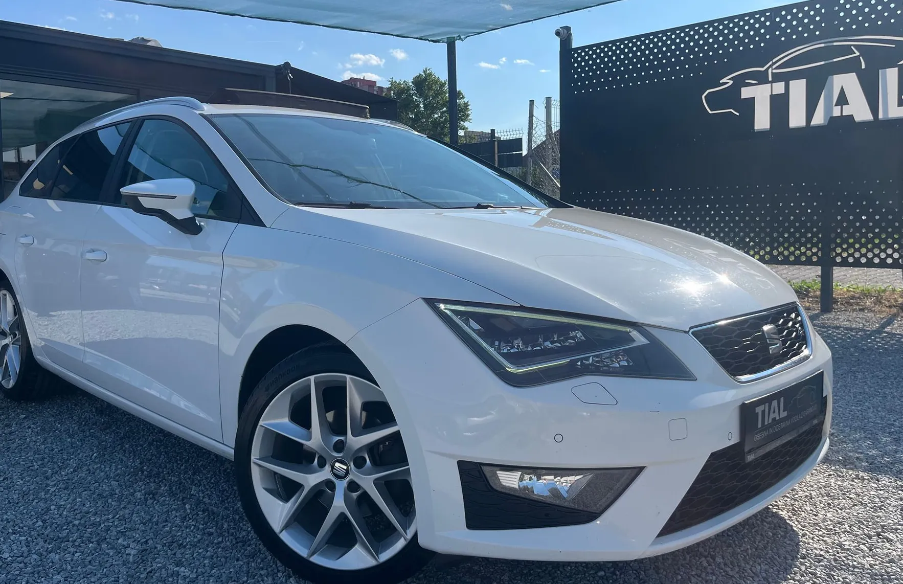 Zunanja slika - Seat Leon - 2.0 TDI 4X4-LED-NAVI-PANO-ALU17-OPR.VELIK SERVIS - 3