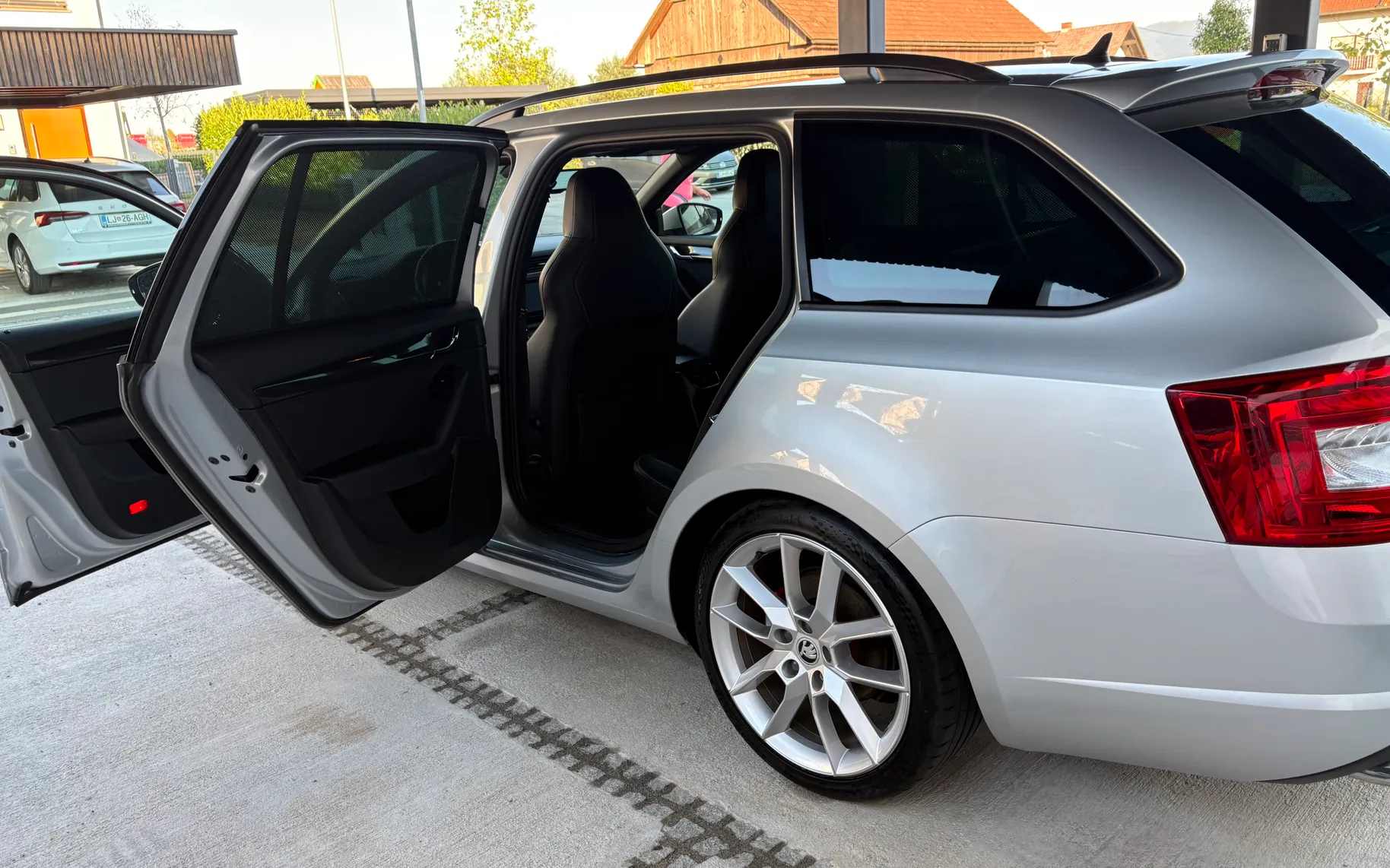 Zunanja slika - Škoda Octavia - Combi 2,0 TDI RS DSG - 4