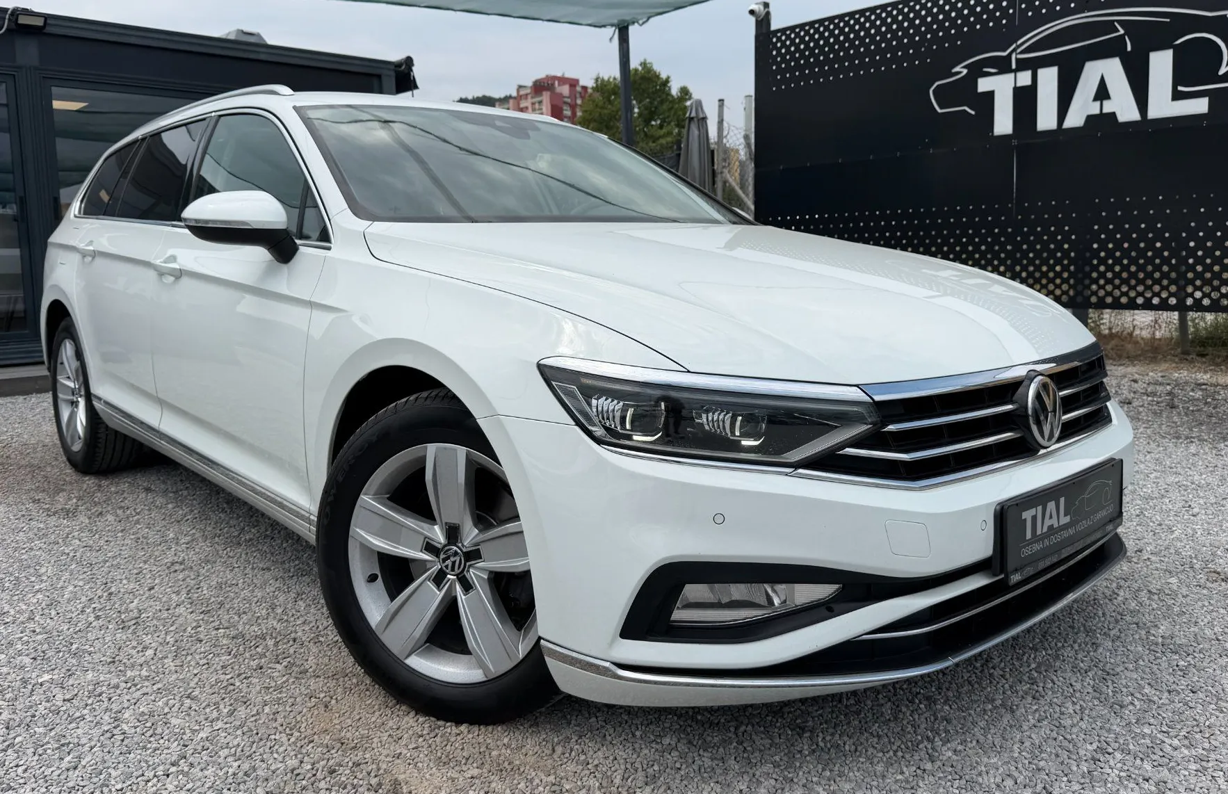Zunanja slika - Volkswagen Passat - Variant 2.0 TDI DSG-SLO-HIGHLINE-ACC-FULLLED-OPR VELIK SER - 3