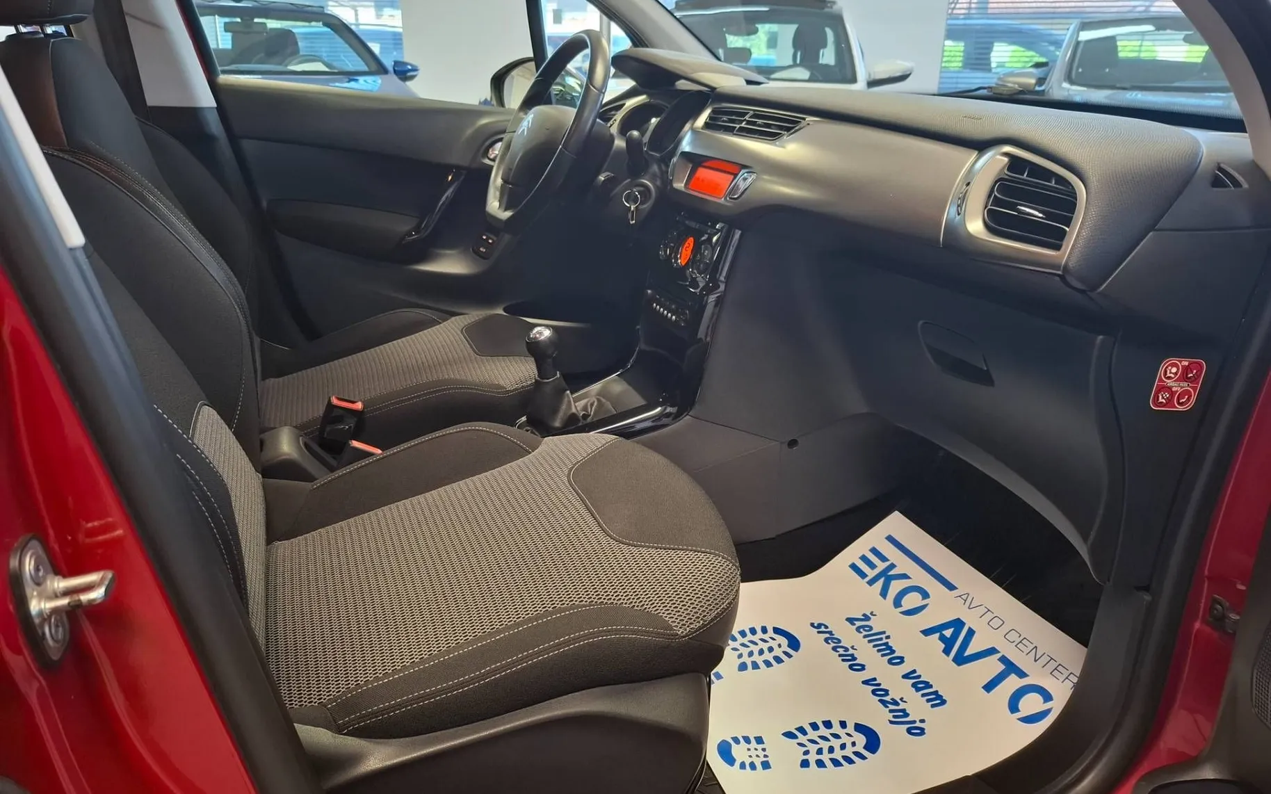 Notranja slika - Citroën C3 - 1.2 VTi PureTech Exclusive KREDIT BREZ POLOGA - 9
