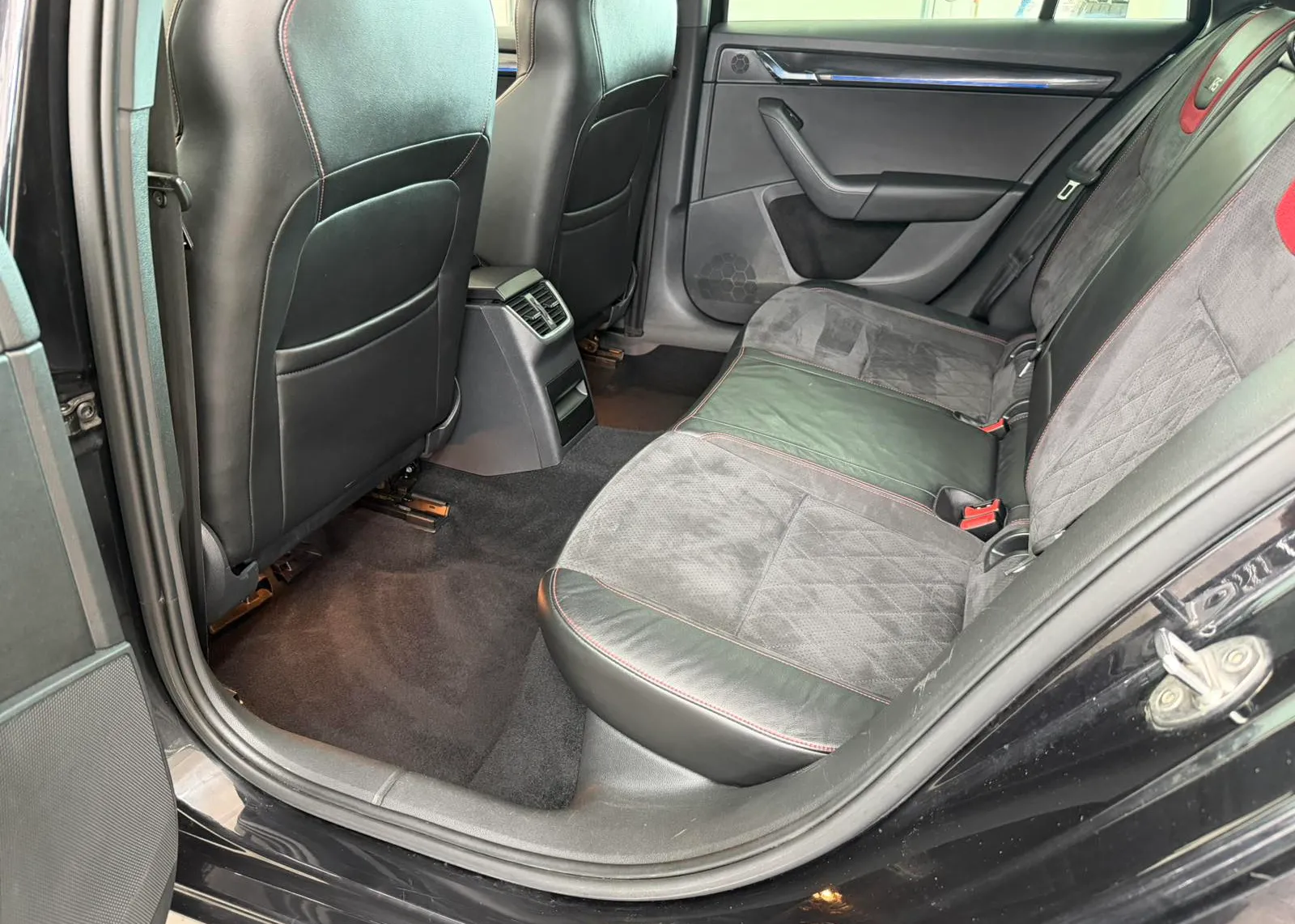 Zunanja slika - Škoda Octavia - Combi 2,0 TDI RS DSG - 7