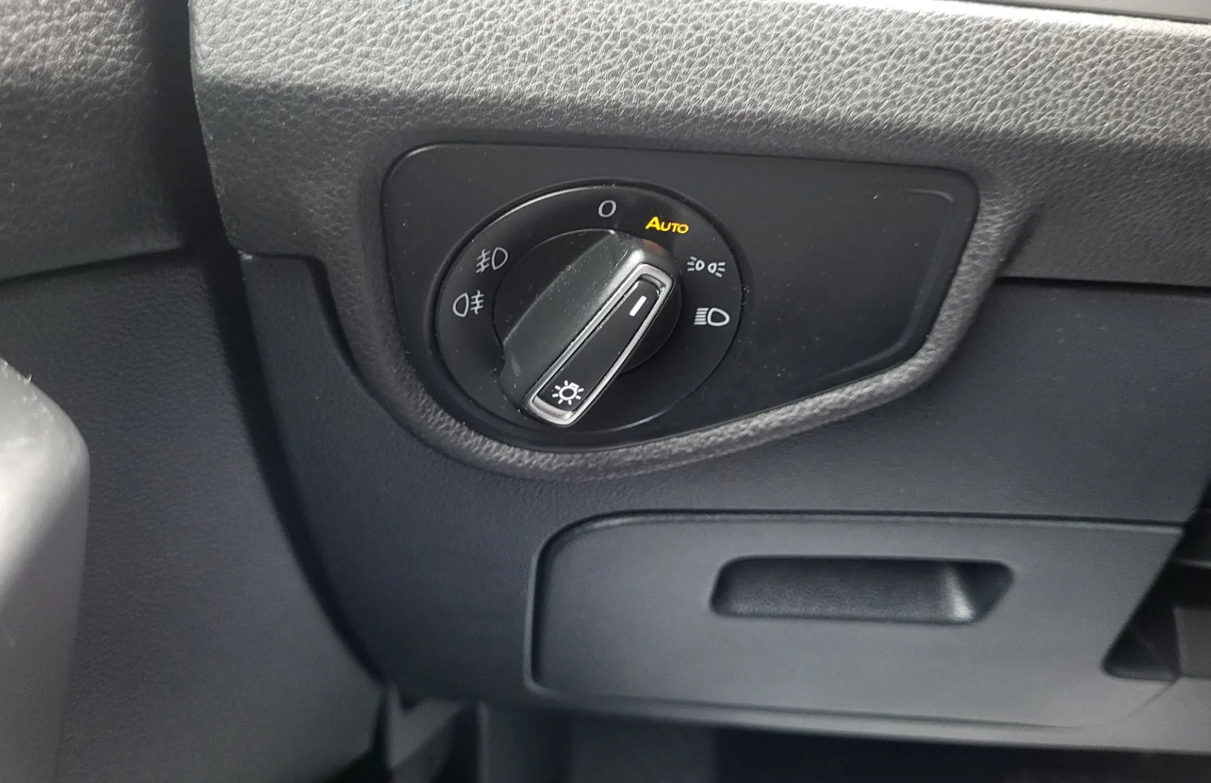 Zunanja slika - Volkswagen Touran - 2.0 TDI DSG 7 sedežni-acc-pdc-alu-radar - 16
