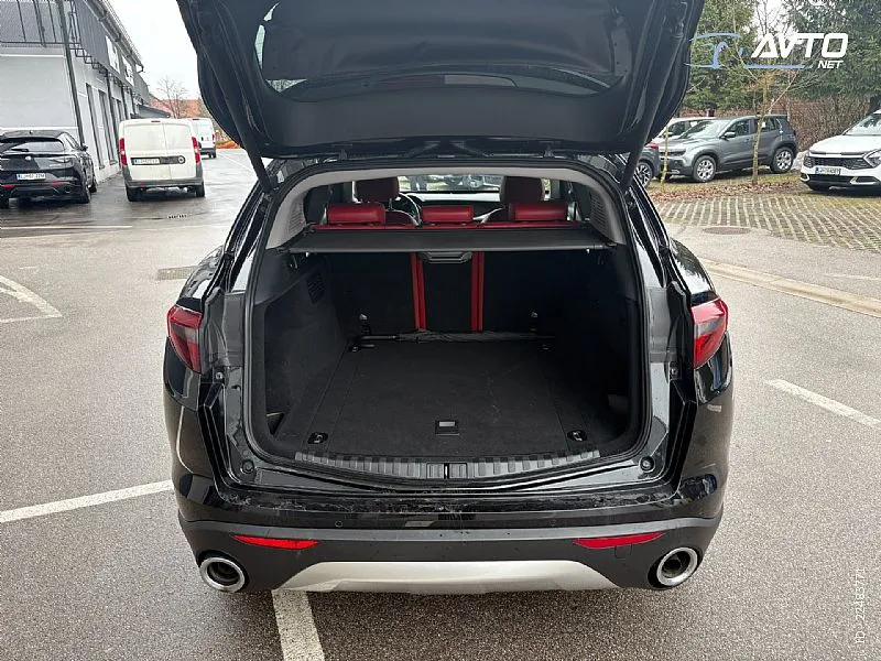 Notranja slika - Alfa Romeo Stelvio - Q4 2,2 Diesel 210 Business Avt. - 8