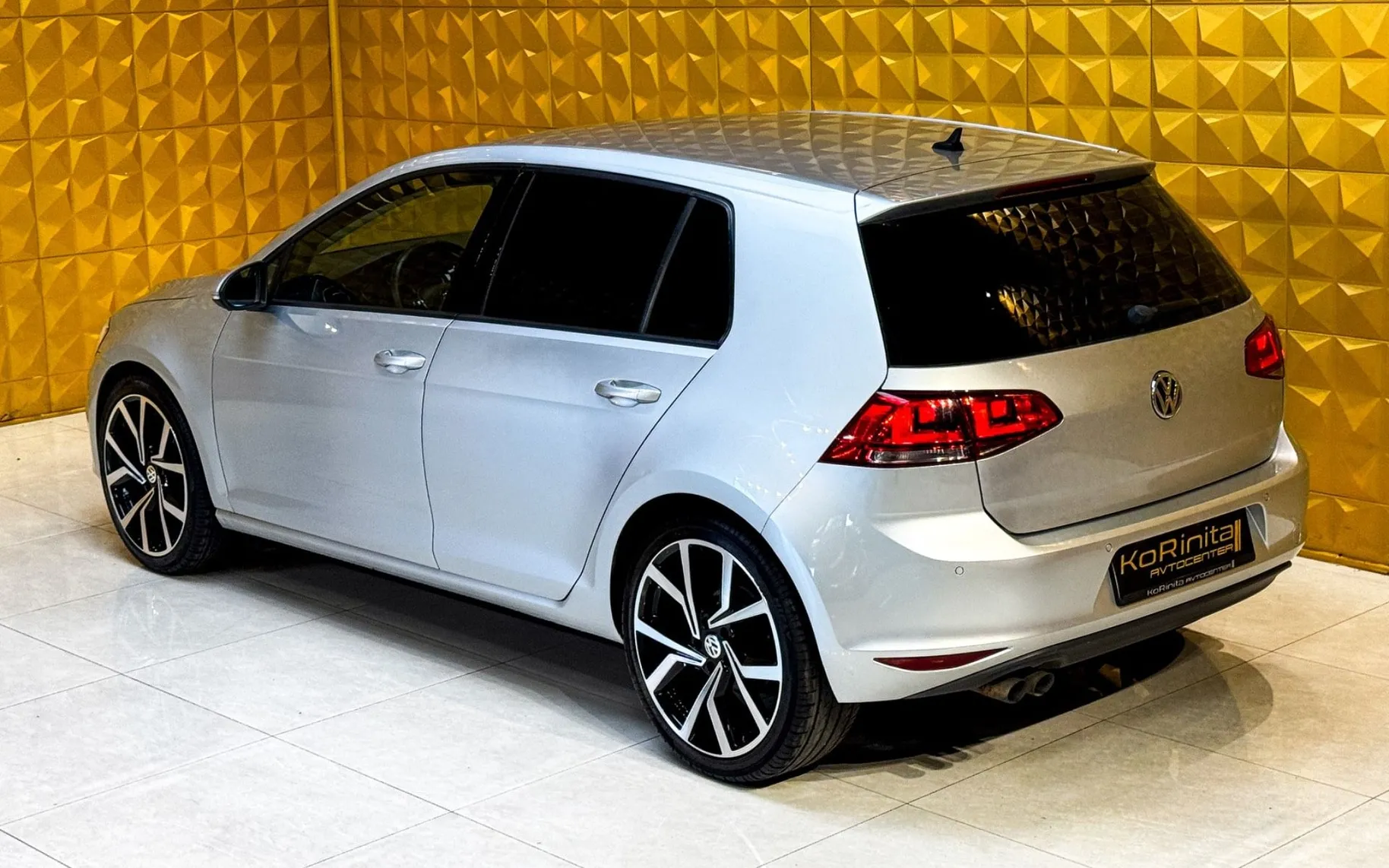 Notranja slika - Volkswagen Golf - 2.0 TDI  AUT. GRETJE-NAVI-BI XENON-F1-ALCANTARA - 8