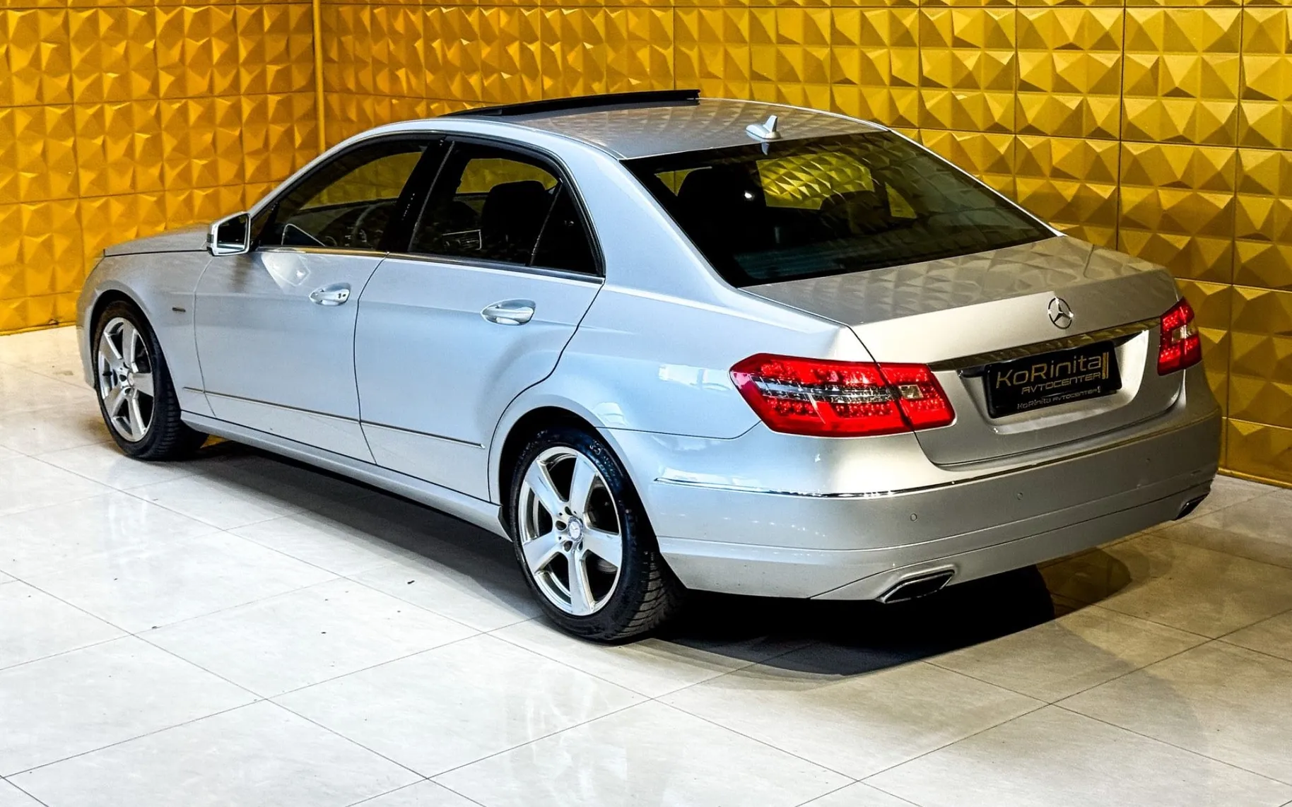Notranja slika - Mercedes-Benz E-Razred - E 220 CDI AUT.-PANO.-GRETJE-PDC-NAVI-F1... - 8