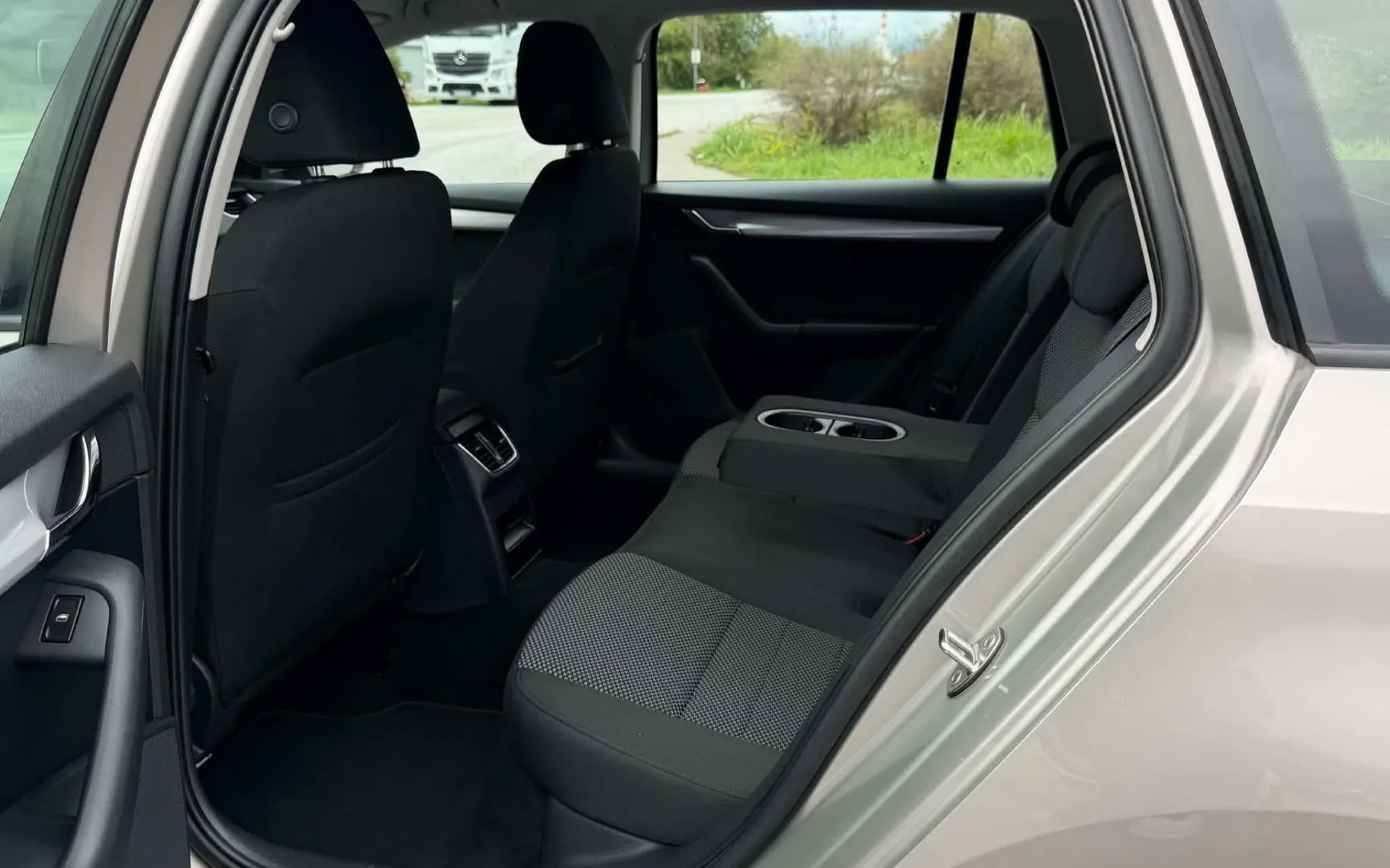 Notranja slika - Škoda Octavia - 1.6 TDI-NAVIGACIJA-LIZING ZA TUJCE-TEMPOMAT - 10