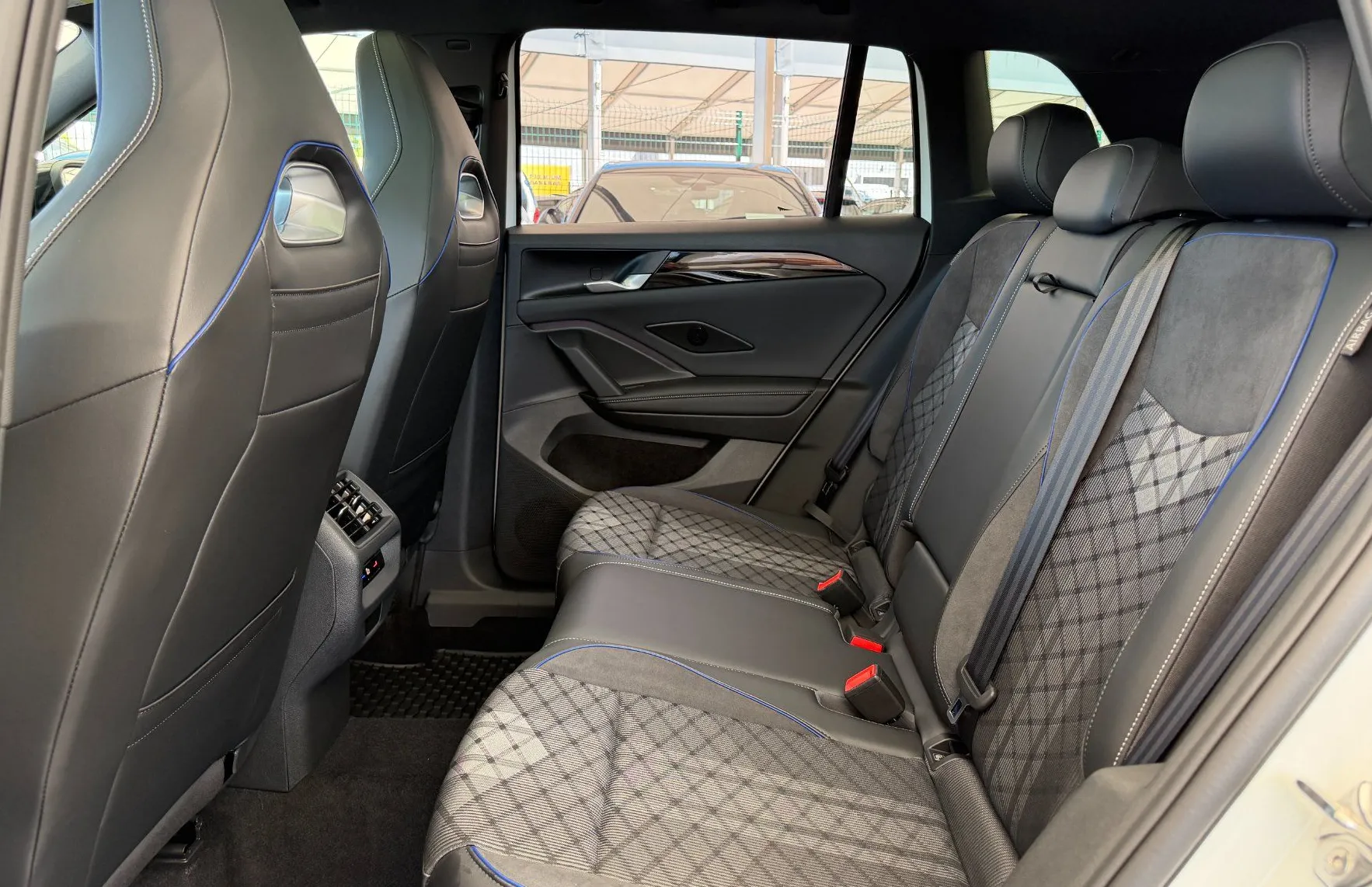 Zunanja slika - Volkswagen Tiguan - 4JOY 1.5 eTSI DSG-SLO-1.LASTNIK-BLACK STYLE - 10