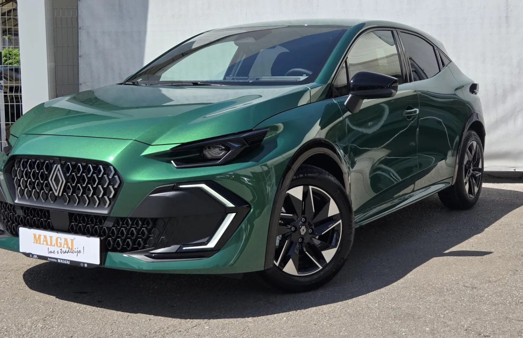 Zunanja slika - Renault Clio - 6 Techno EDC TCE 115 + Paket Zima - 1
