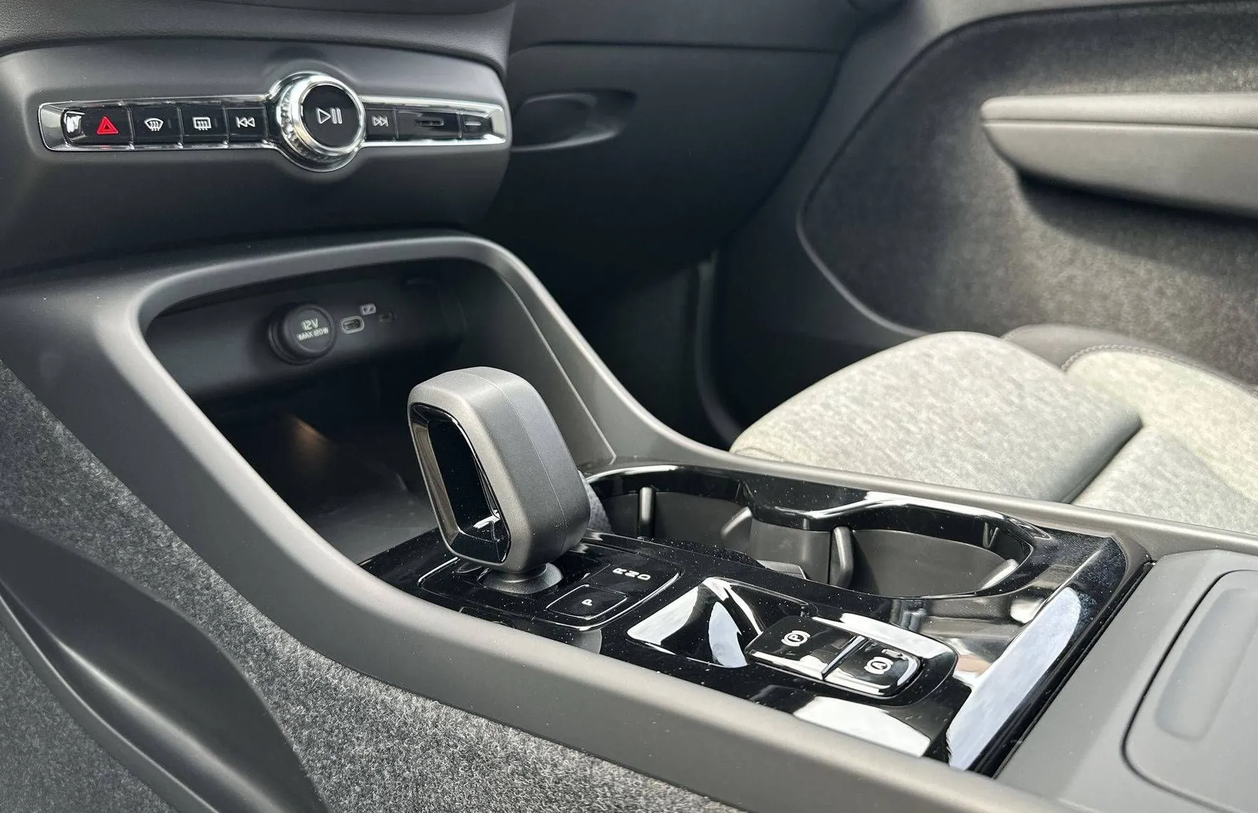 Zunanja slika - Volvo XC40 - B3P Plus Dark Avt - 19