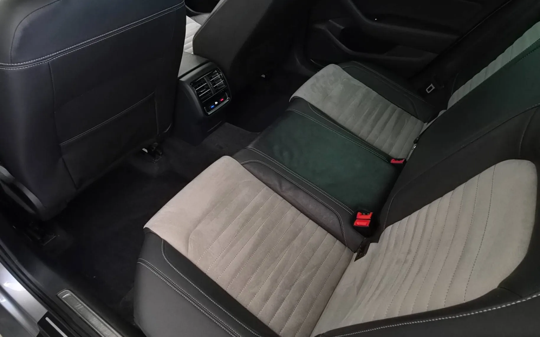 Notranja slika - Volkswagen Passat - 2.0TDI-DSG-VIRTUAL-HIGHLINE-KAMERA-ACC-17COL-2XLED - 10
