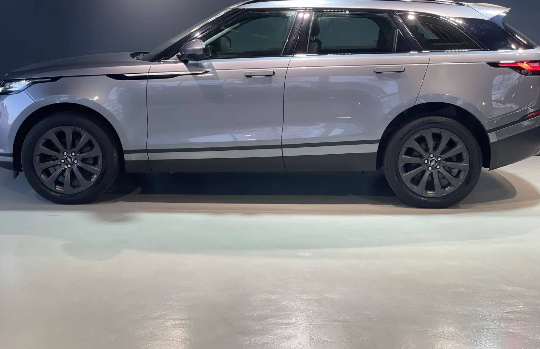 Zunanja slika - Land Rover Range Rover Velar - PANORAMA-ALCANTARA-KEYLESS-NAVI-GRETJE-RADAR-LE - 5