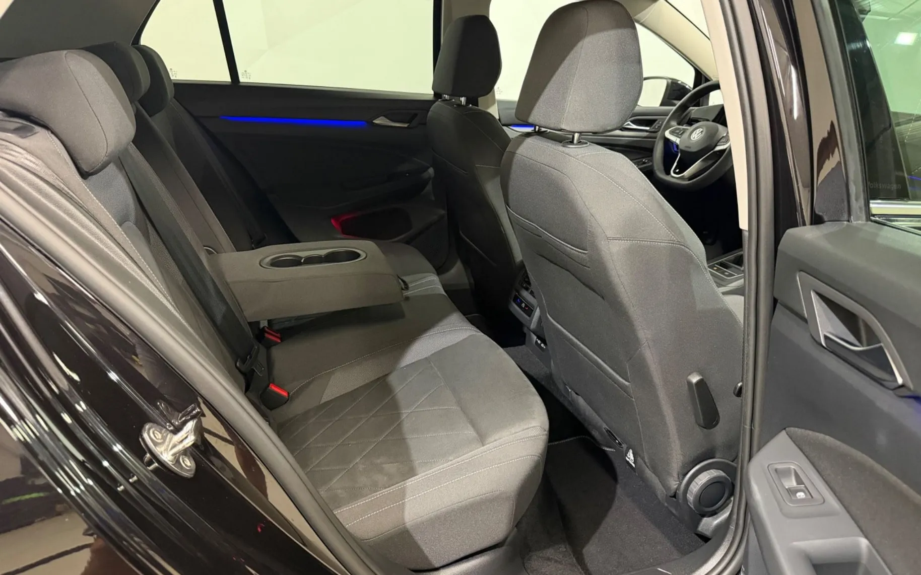 Notranja slika - Volkswagen Golf - 2.0 TDI-STYLE-IQ-VIRTUAL-LED-AMBIENT-ACC-NAVI... - 12