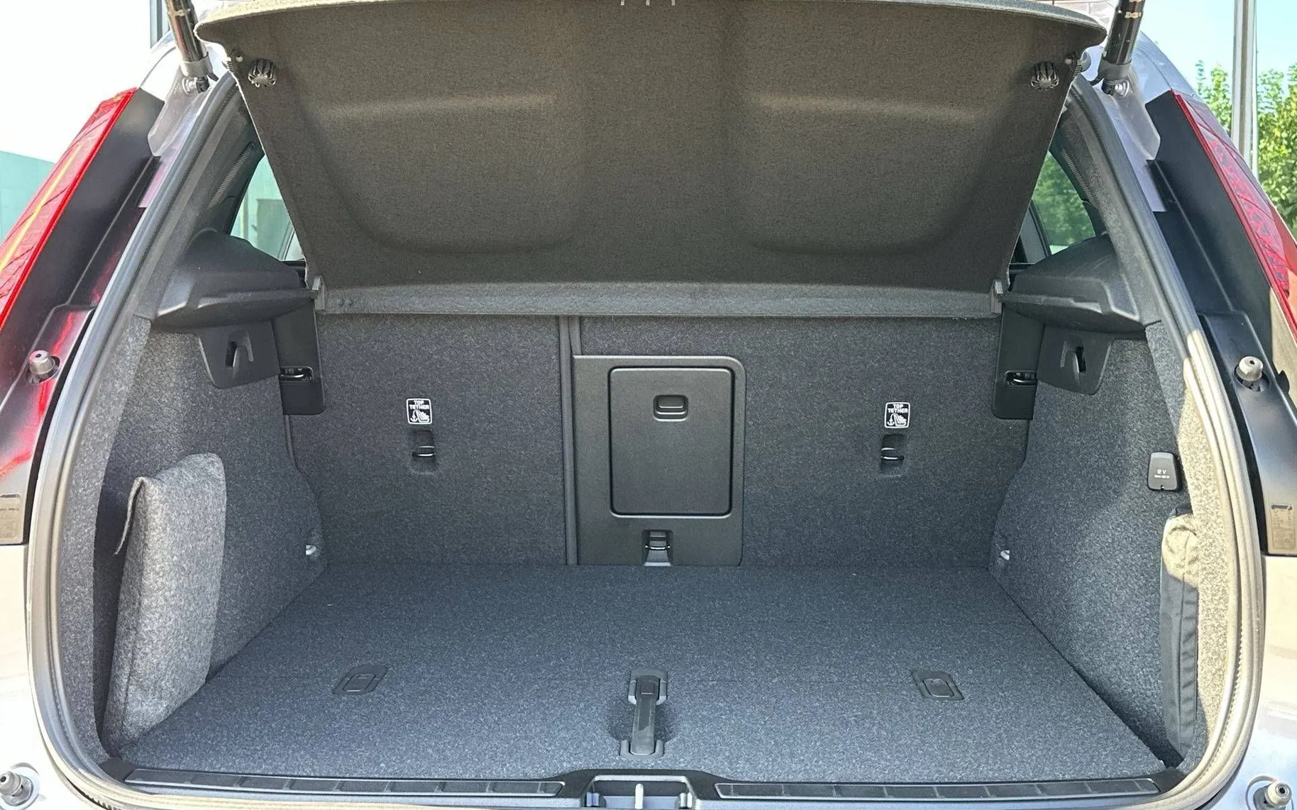 Notranja slika - Volvo XC40 - B3 P Plus Dark AT DCT - 12