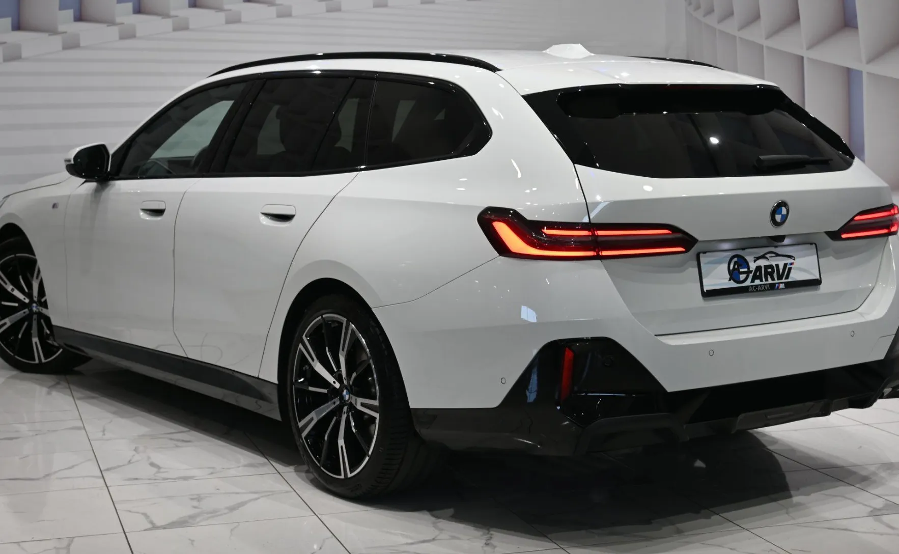 Zunanja slika - BMW Serija 5 - Touring: 540d xDrive-M.SPORT.PRO-RADAR-ICON-KAM360-KEYLE - 8