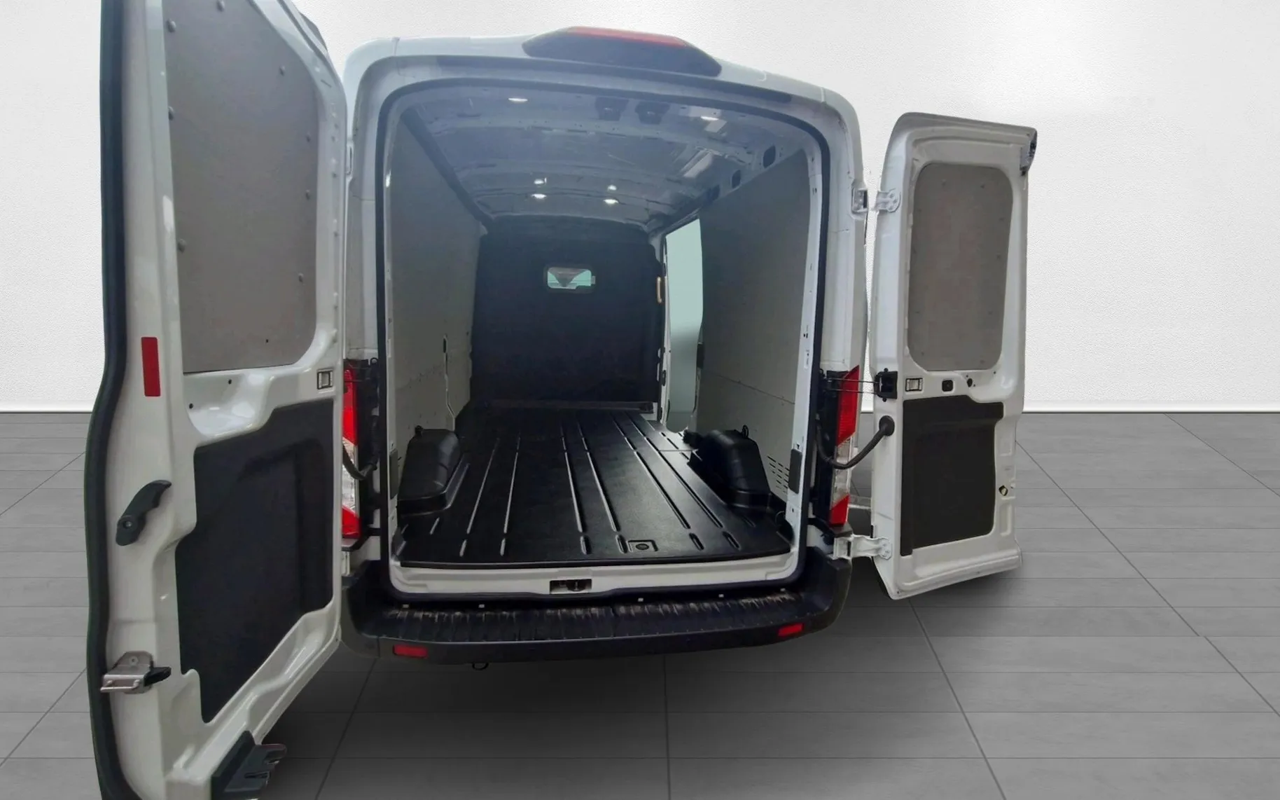 Zunanja slika - Ford Transit - Furgon TREND elektromotor 135kW 184KM -SLO - 10
