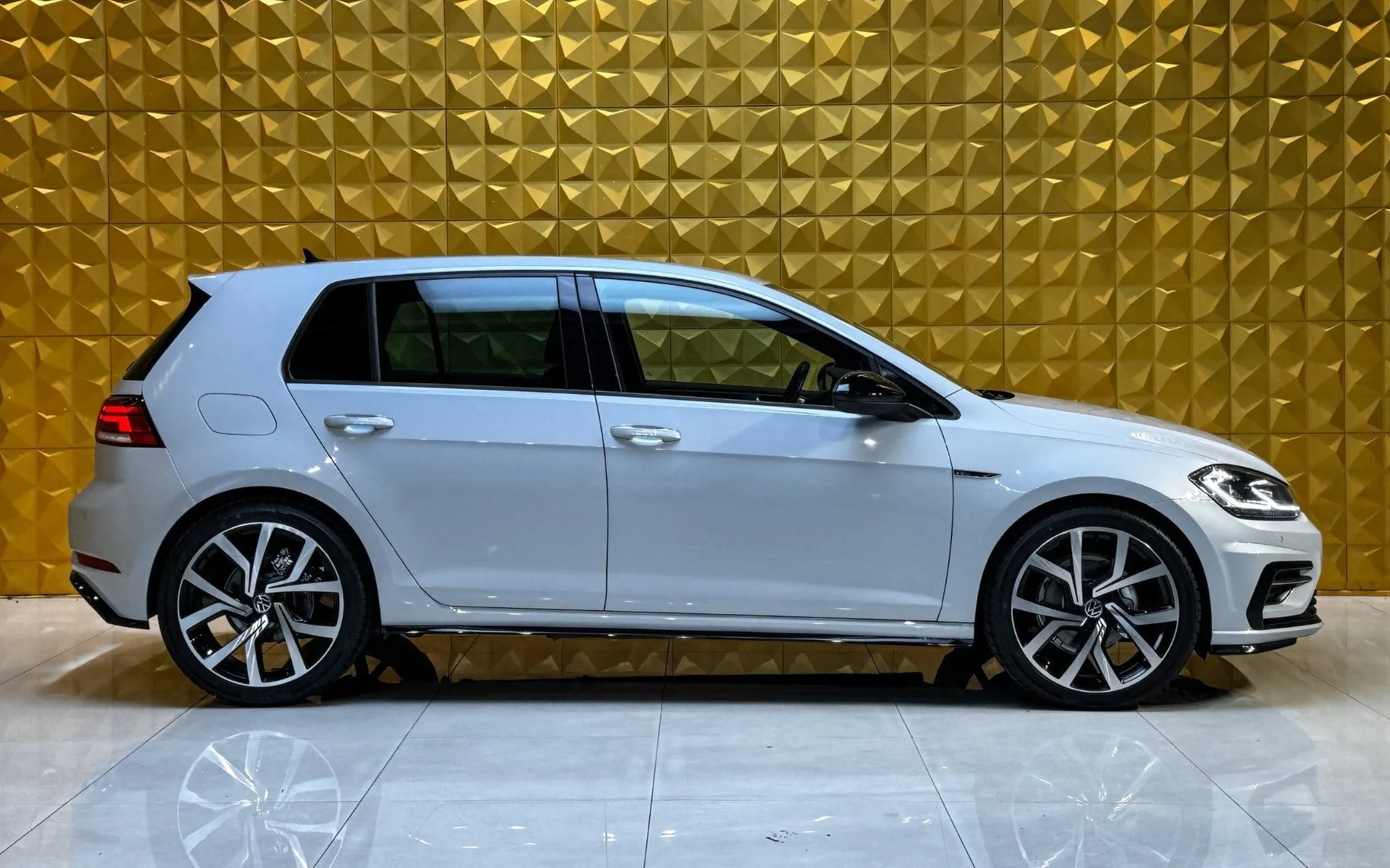 Notranja slika - Volkswagen Golf - 1.6 TDI R Line-LED-TEMP-PDC-MULTIFUNKCIJA - 12