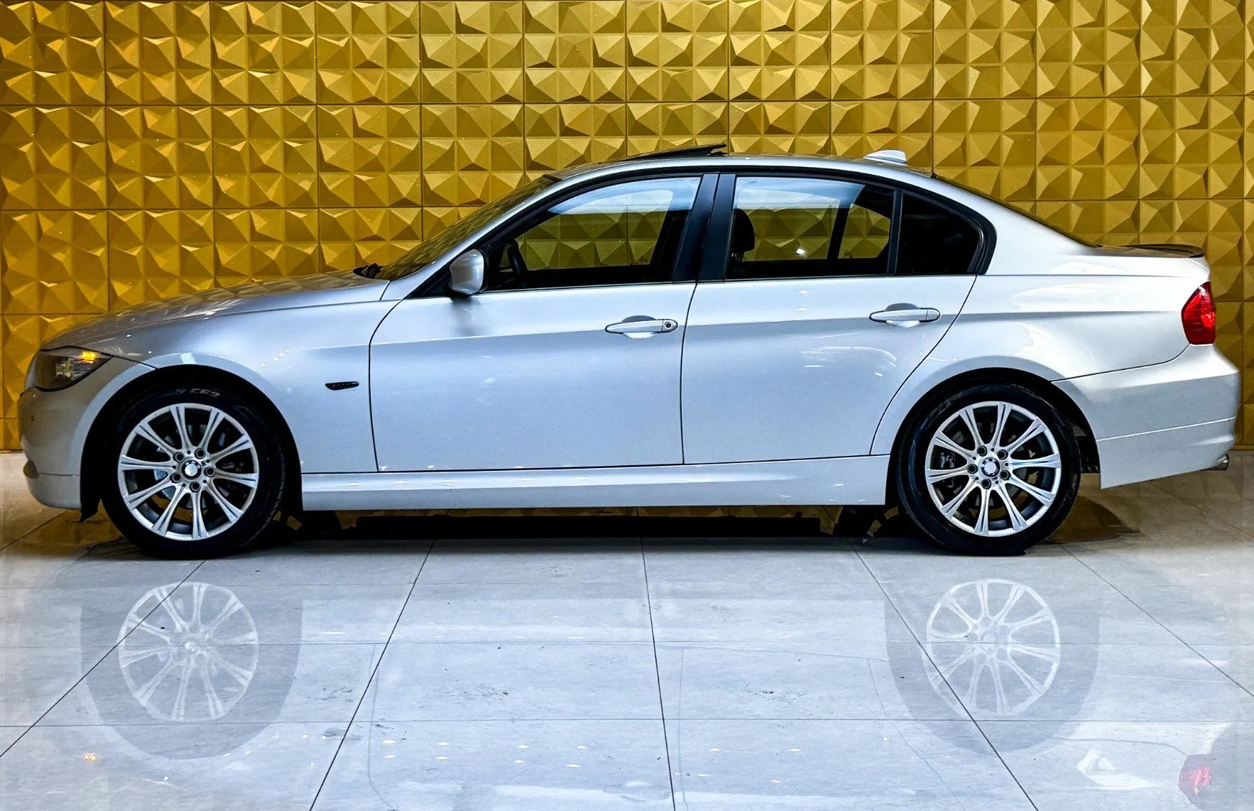 Zunanja slika - BMW Serija 3 - : 318d LCI-STREŠNO OKNO-GRETJE-NAVI-PDC... - 6