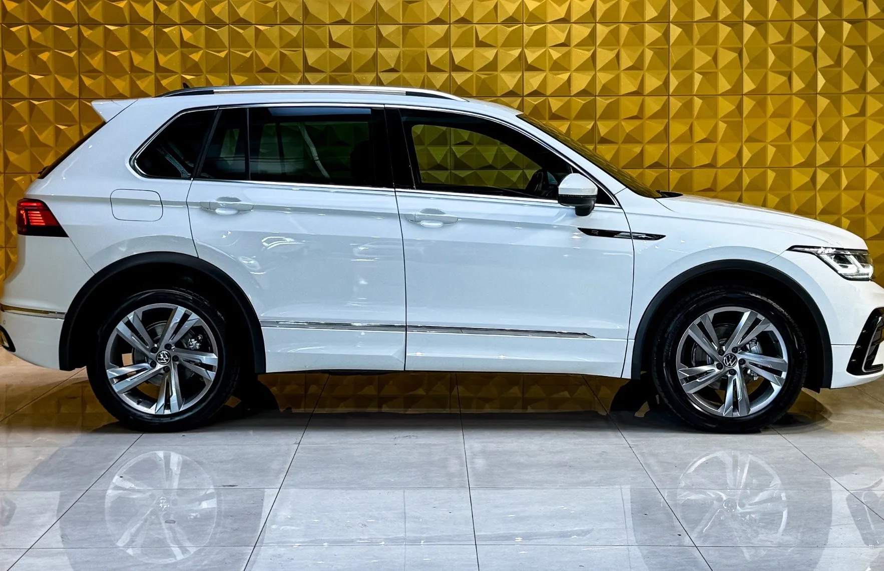 Zunanja slika - VW Tiguan - 2.0 TDI 4MOT-R Line-iQ LED-HEADUP-VIRTUAL-KEYLESS - 10