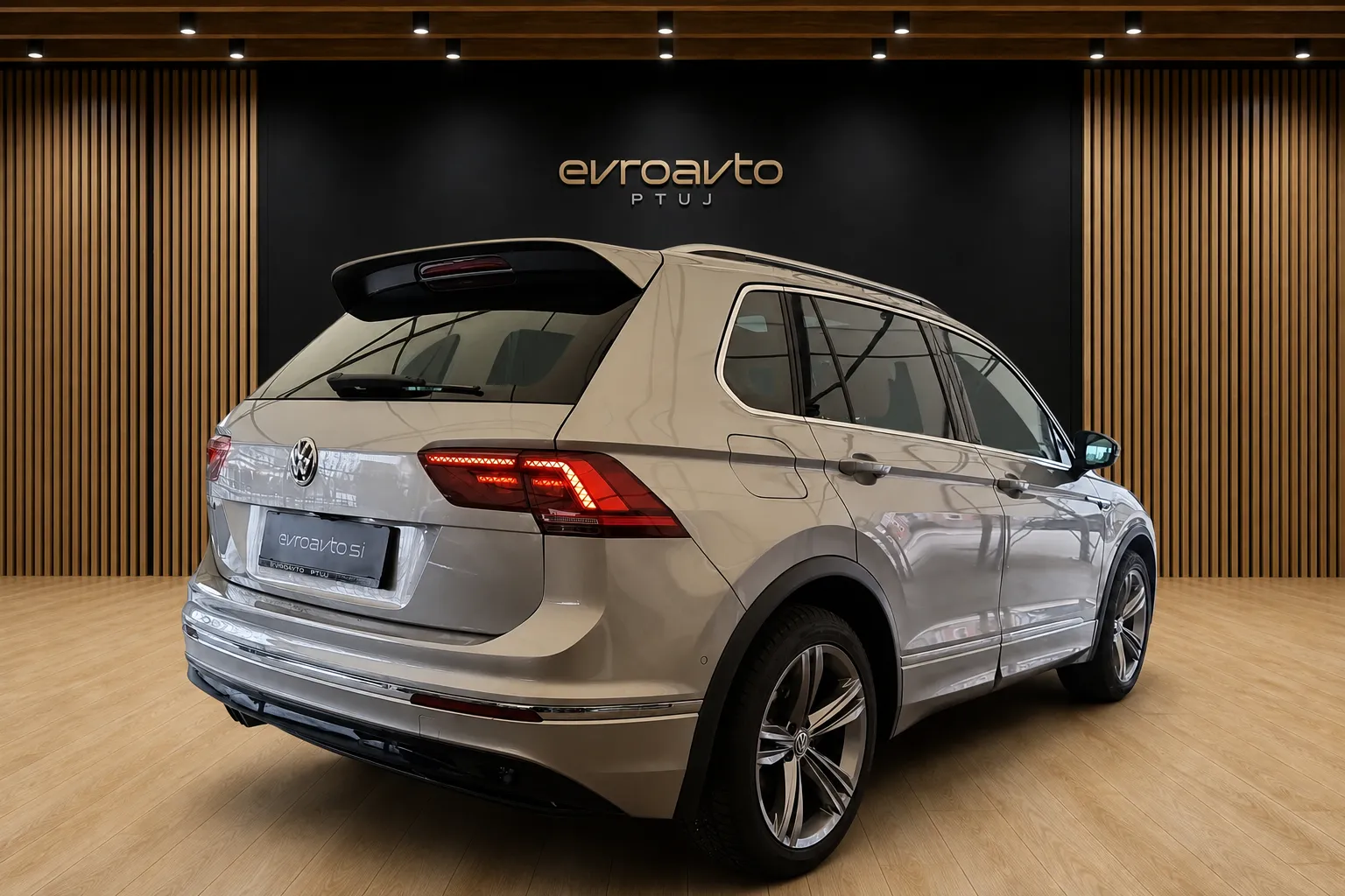 Notranja slika - Volkswagen Tiguan - 2.0 TDI SCR BMT R-Line Panoramska streha - 8