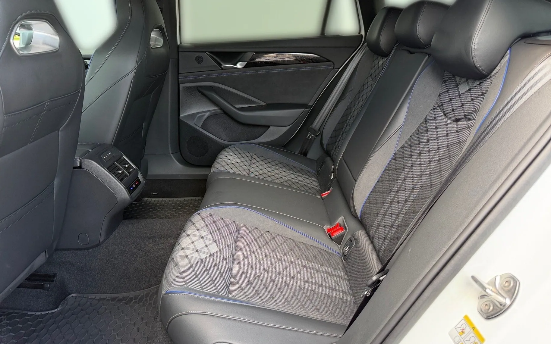 Notranja slika - Volkswagen Passat Variant - 4motion 2.0 TDI BMT R-Line DSG-SLO-Kljuka-Masaža.. - 11