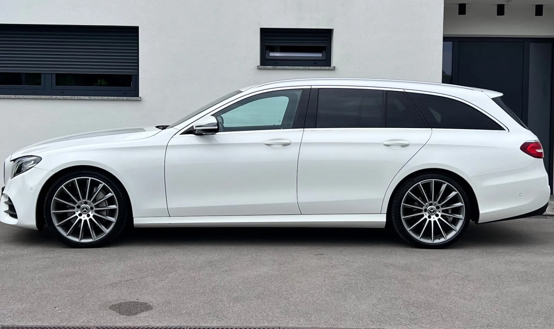 Zunanja slika - Mercedes-Benz E-Razred - 220d+AMG+LED+F1+R.KAMERA+AMBI+ALU 20 - 4