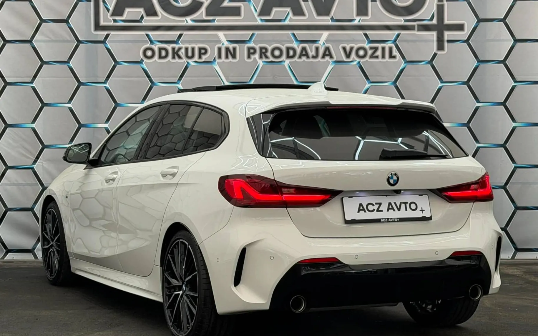 Zunanja slika - BMW serija 1: - 118D•AUT•M PAKET•VIRTUAL•PANO•ACC•KEYLESS•KAMERA•. - 6
