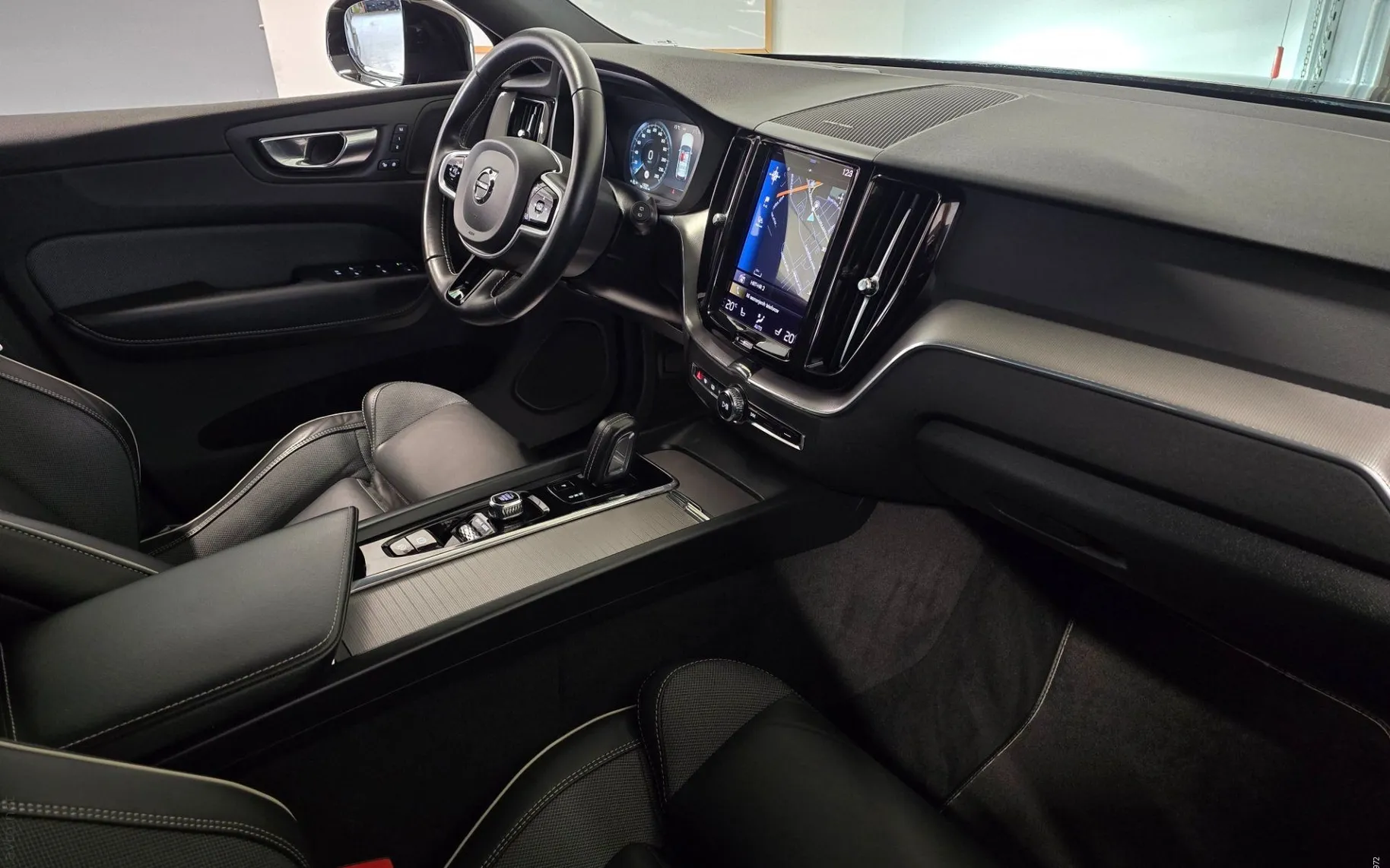 Notranja slika - Volvo XC60 - B4D R-Design Avt.- LED.usnje+mem.360kam.HUD.Harman - 10