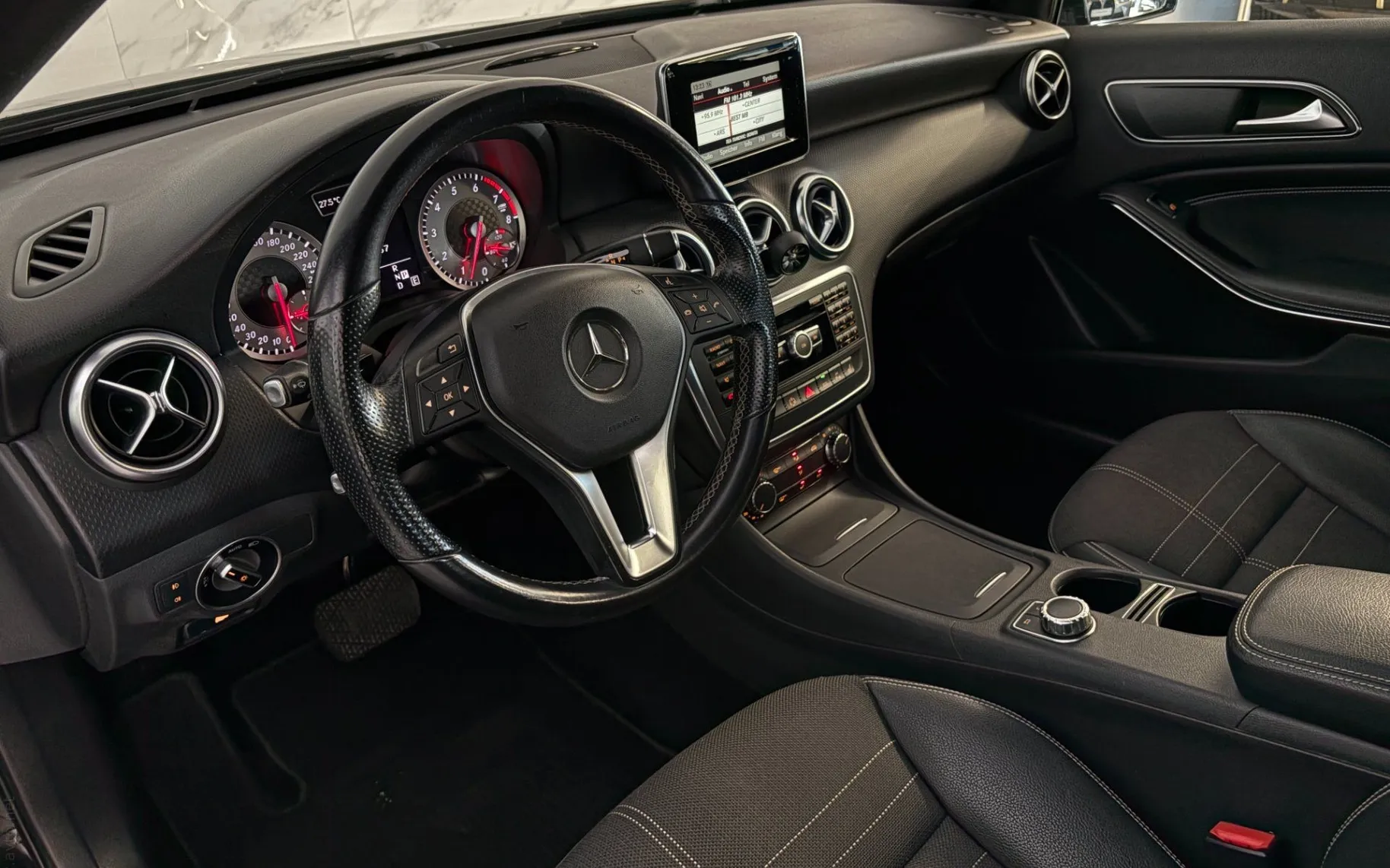Notranja slika - Mercedes-Benz A-Razred - 180  Kamera - Memory - Navi - Gretje - PDC - 7