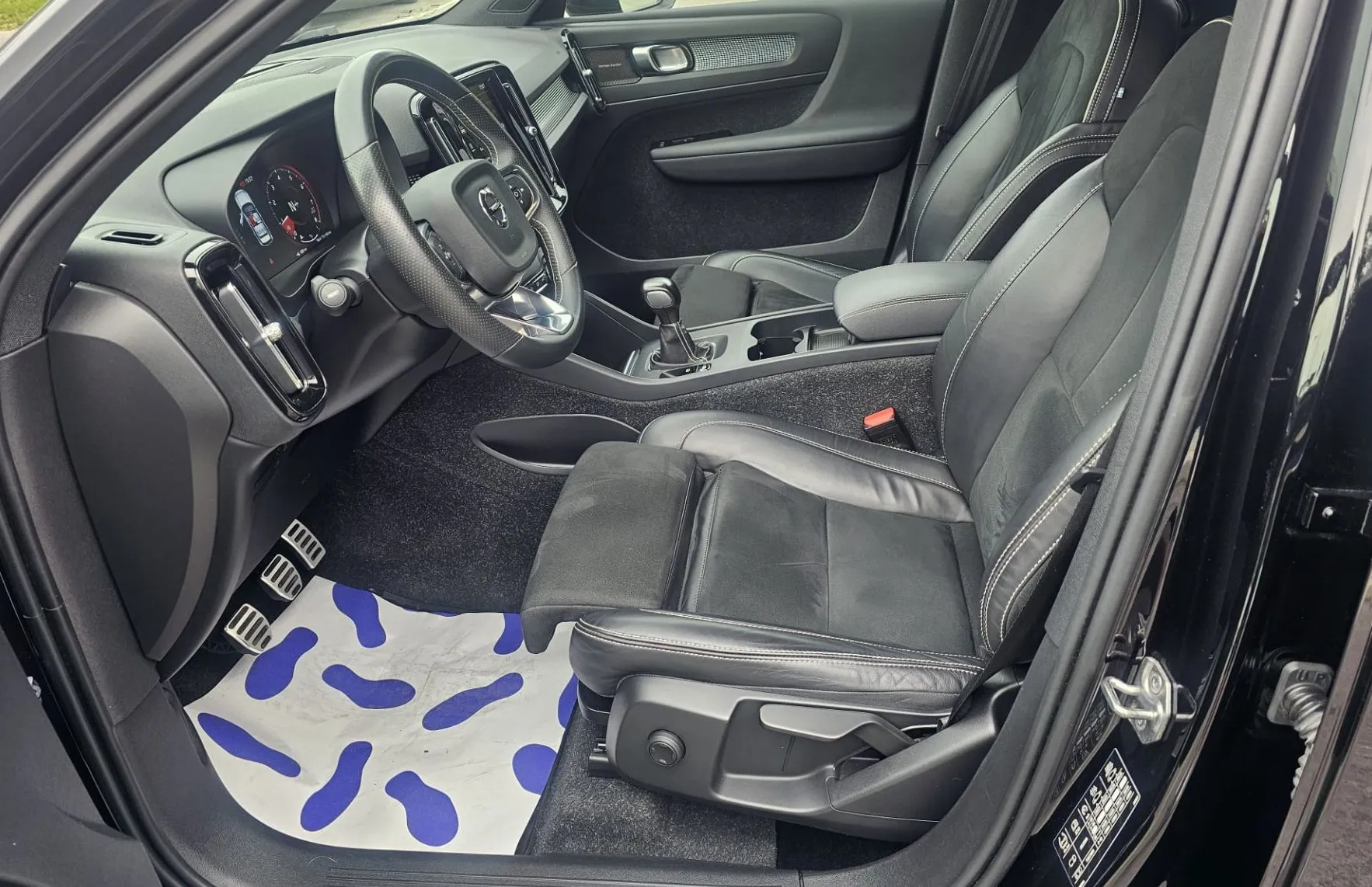 Zunanja slika - Volvo XC40 - T3 Black edition|FULED|ALU18|alcantara|navi|AC|HarmanCardon - 7