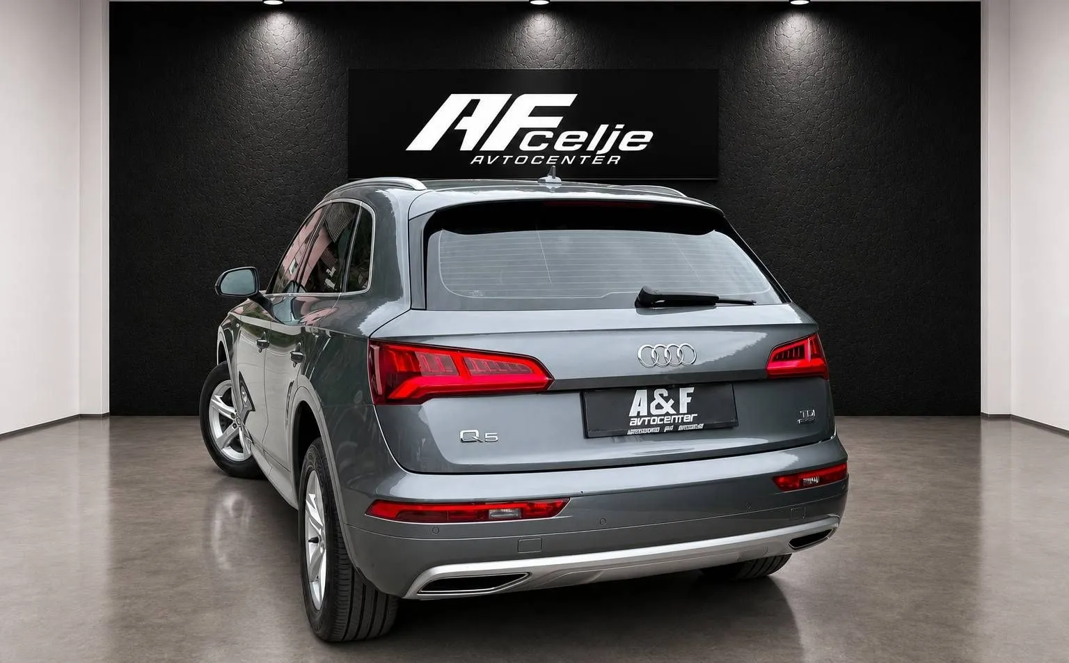 Notranja slika - Audi Q5 - 2.0TDI-AUT-Q-4X4–S LINE-177.000km-LIZING ZA TUJCE- - 7