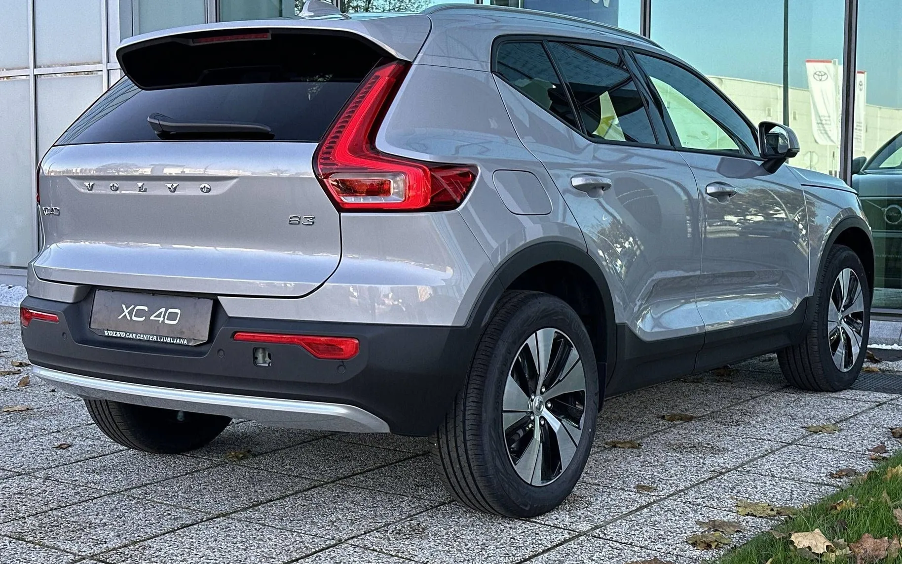 Zunanja slika - Volvo XC40 - B3 P Core AT DCT 3 leta garancije + 3 servisi... - 5