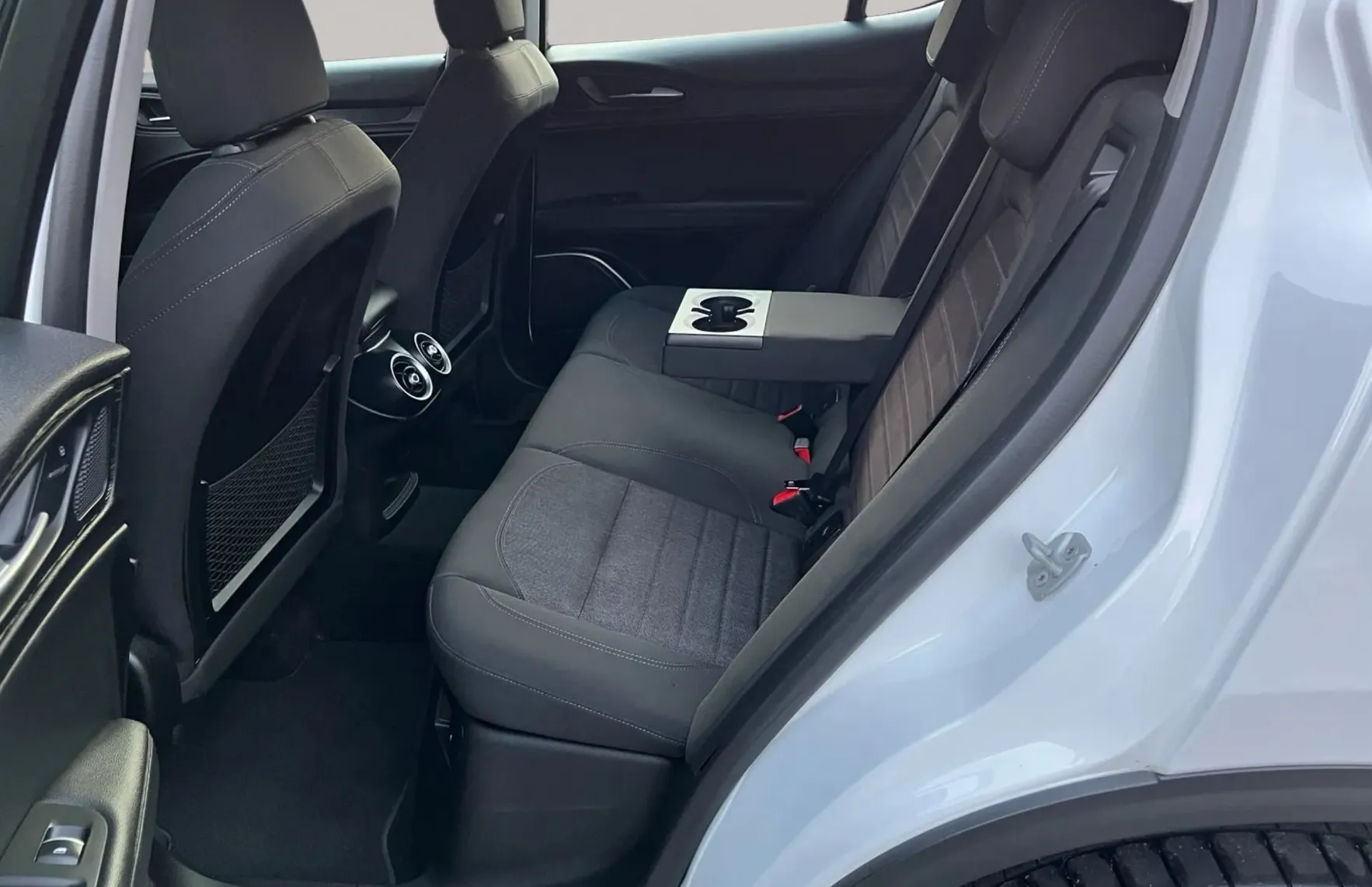 Zunanja slika - Alfa Romeo Stelvio - 2.2D Q4 190KM AVTOMATIK NAVI LED KAMERA 1.lastnik - 12