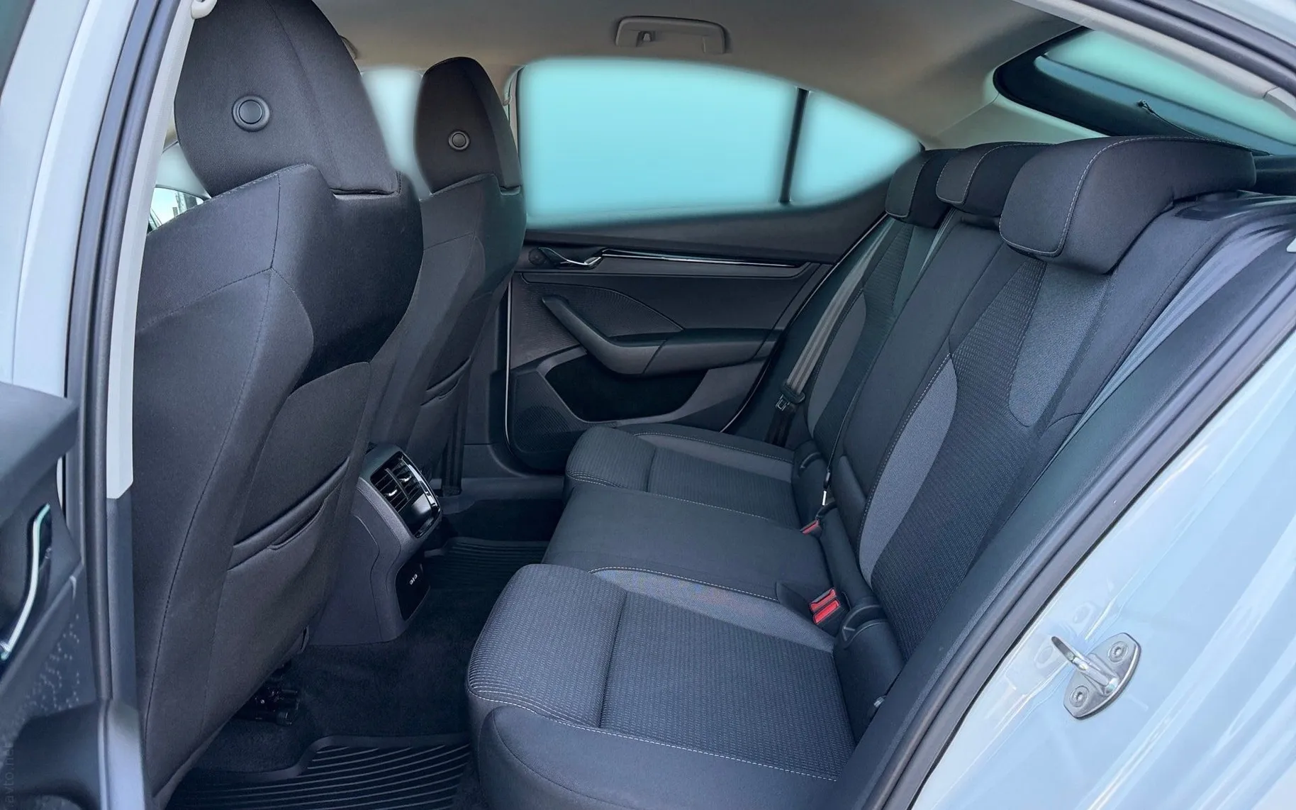 Notranja slika - Škoda Octavia - 2.0 TDI Ambition DSG-LED-PDC-Vzvr. kamera-AppConn. - 11