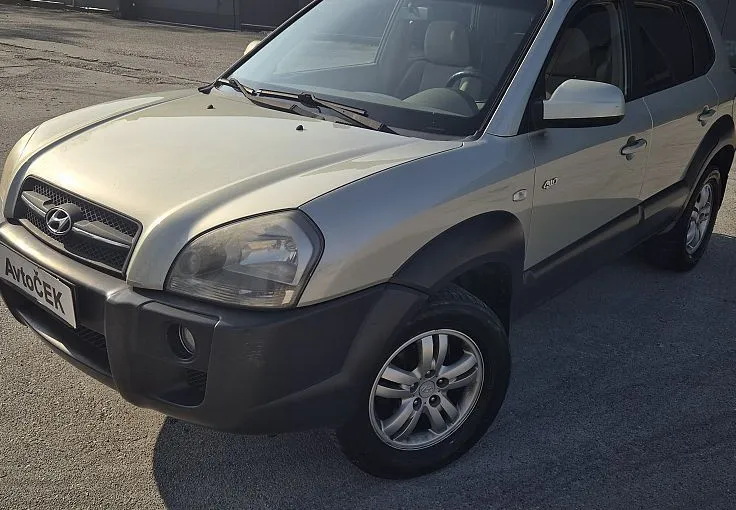 Zunanja slika - Hyundai Tucson - 2.0 + 4x4 + vzdrževan +kljuka + BREZ POLOGA - 1