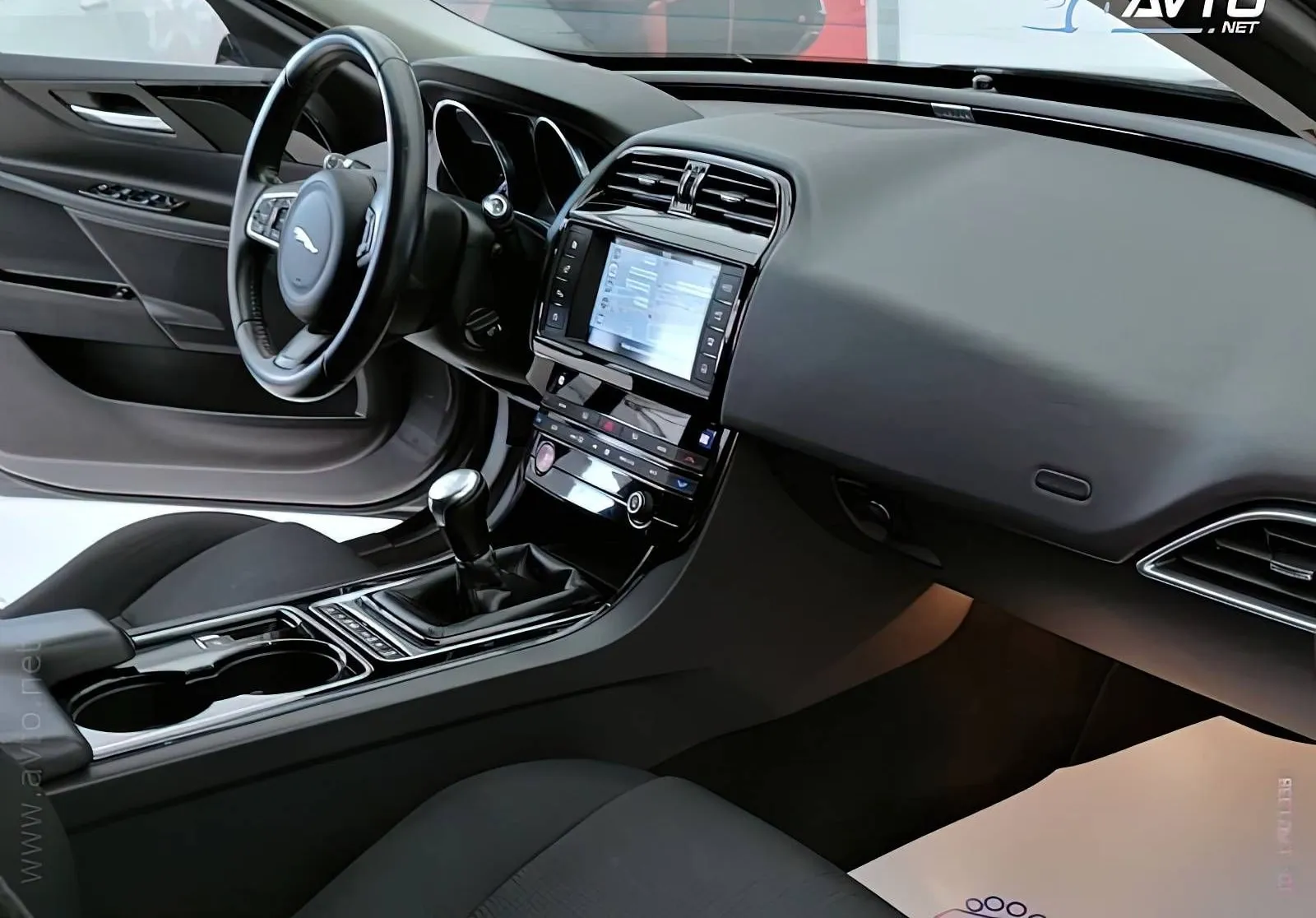 Notranja slika - Jaguar XE - 2.0D E-Performance 163PS Prestige LED KOT-NOV- - 7