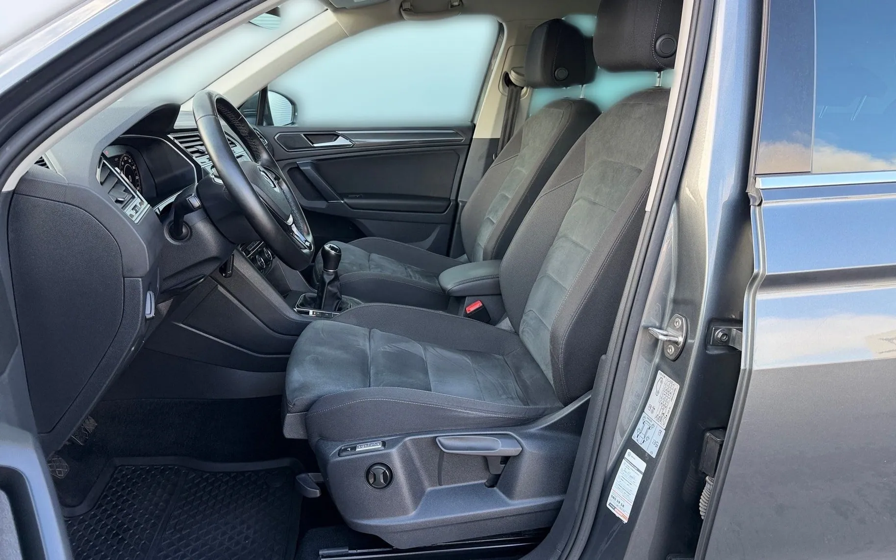 Notranja slika - Volkswagen Tiguan - 2.0 TDI BMT Highline-SLO-1.lastnik-LED High-ACC... - 7