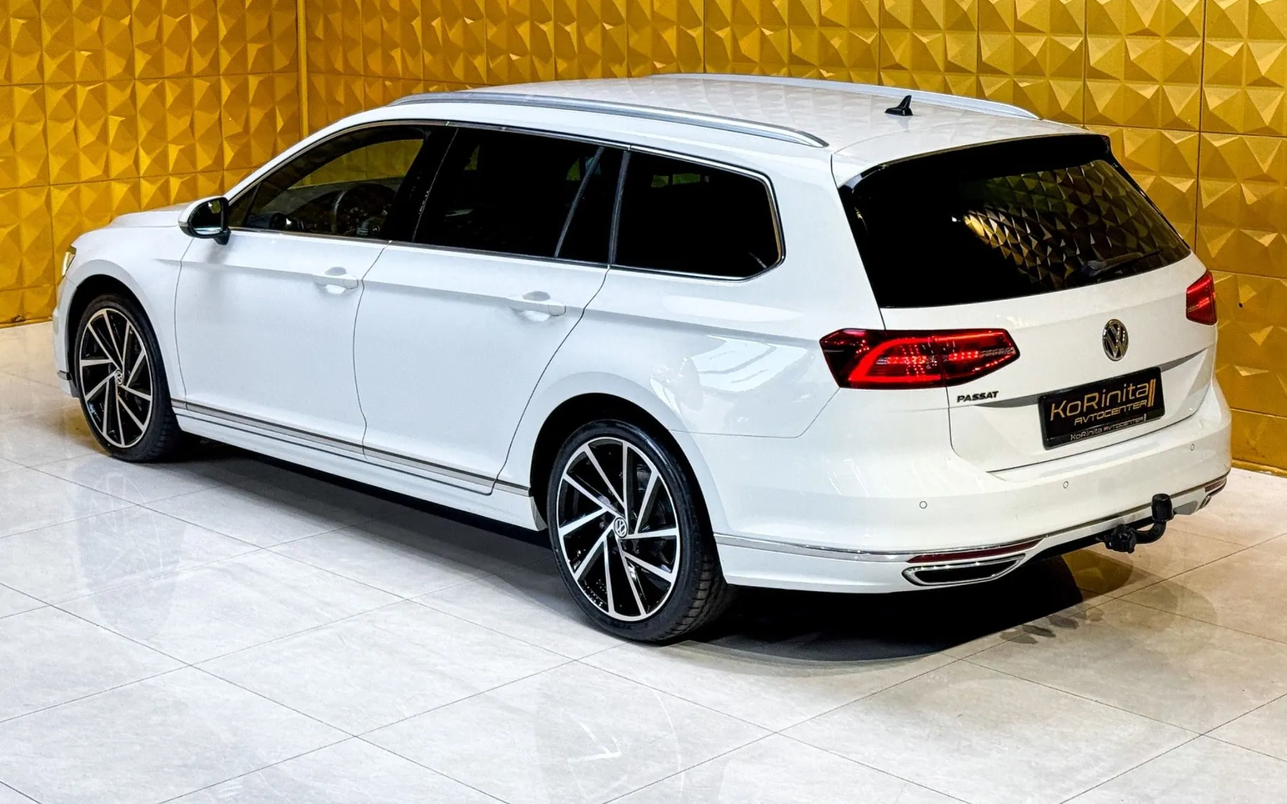 Notranja slika - Volkswagen Passat Variant - 2.0 TDI AUT.-R Line-LED-VIRTUAL-KLJUKA-KAMERA - 8