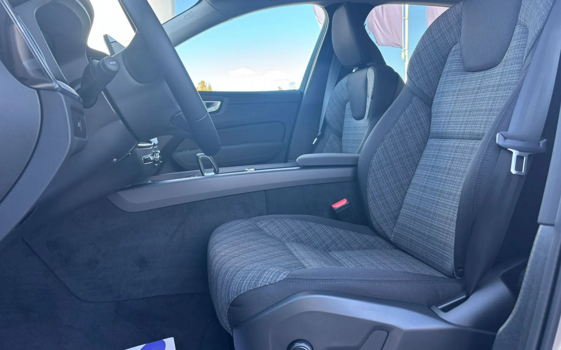 Zunanja slika - Volvo XC60 - B5P Core AT AWD 3 leta garancije + 3 servisi - 7