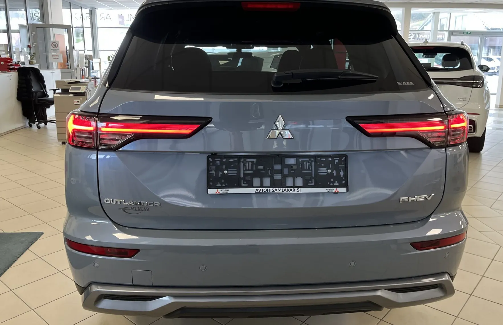 Zunanja slika - Mitsubishi Outlander - 2.4 PHEV Intense Auto - 7.000 EUR AKCIJA - - 5
