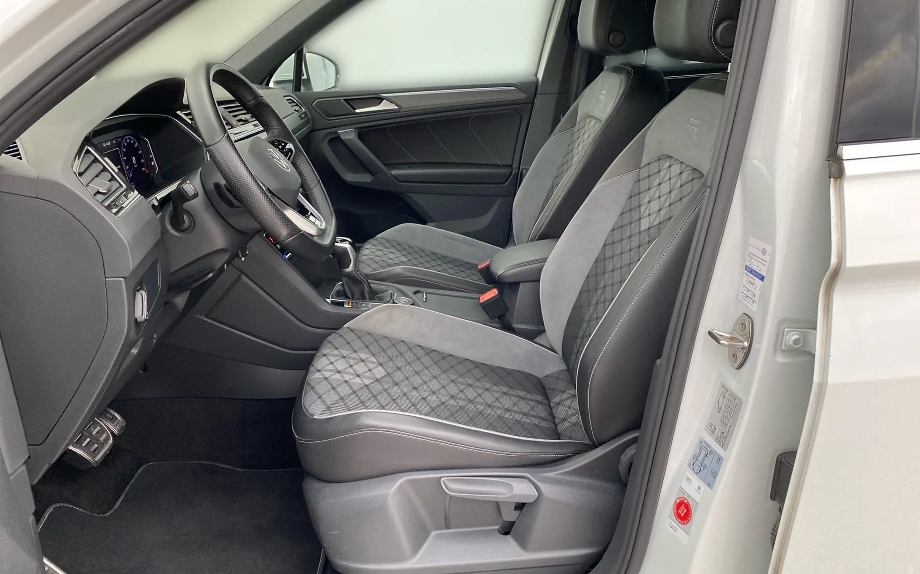 Notranja slika - Volkswagen Tiguan - 2.0 TDI SCR 4M. BMT DSG R-Line ... - 7