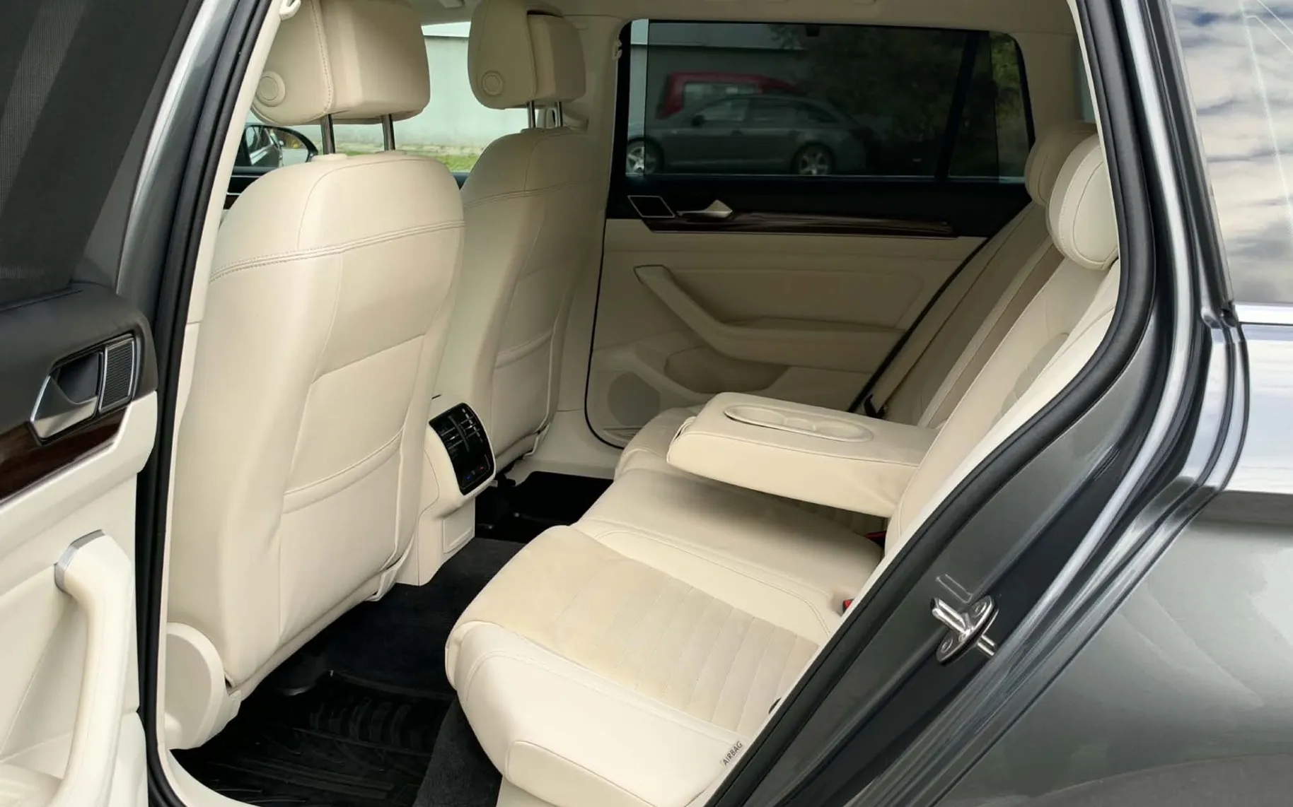 Notranja slika - Volkswagen Passat Variant - 2.0 TDI-DSG-R LINE-140KW-LIZING ZA TUJCE-FUL LED- - 11
