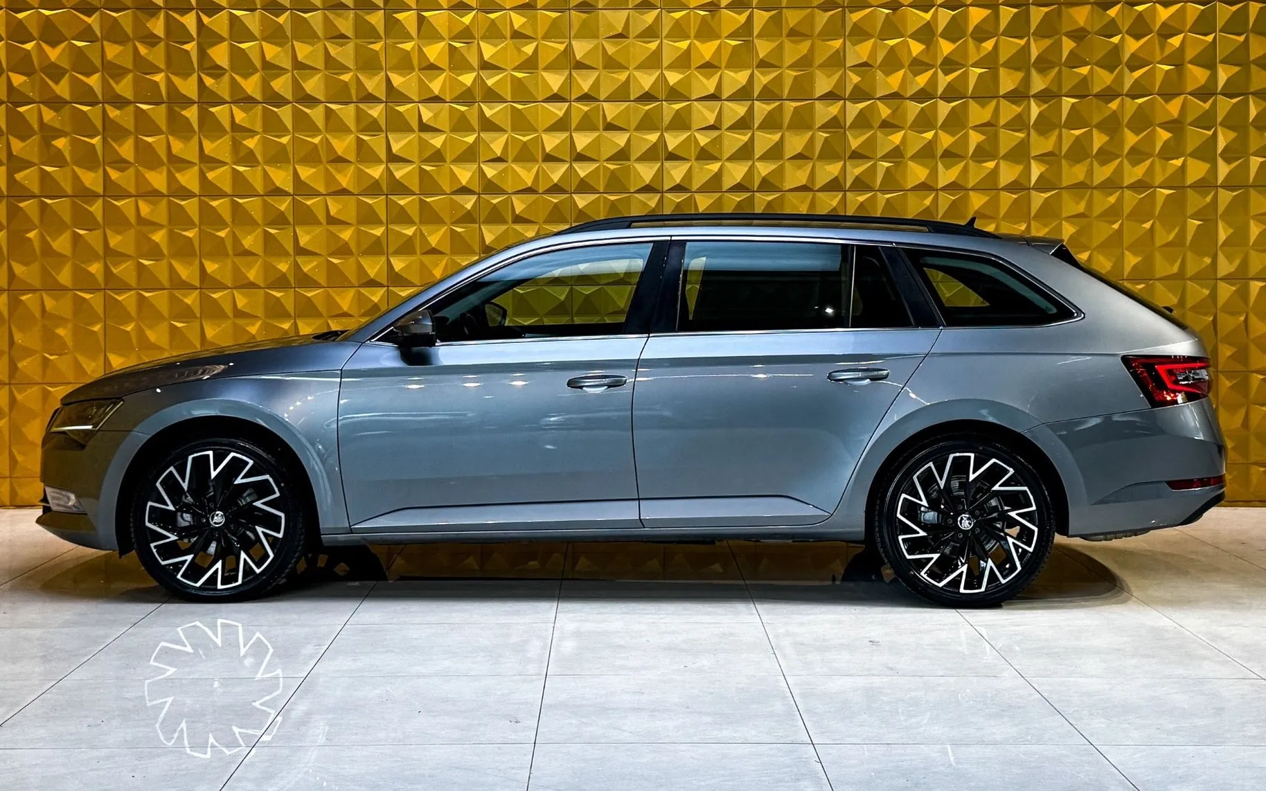 Zunanja slika - Škoda Superb - 2.0 TDI 4X4-MEMORY-GRETJE-Bi XENON - 6