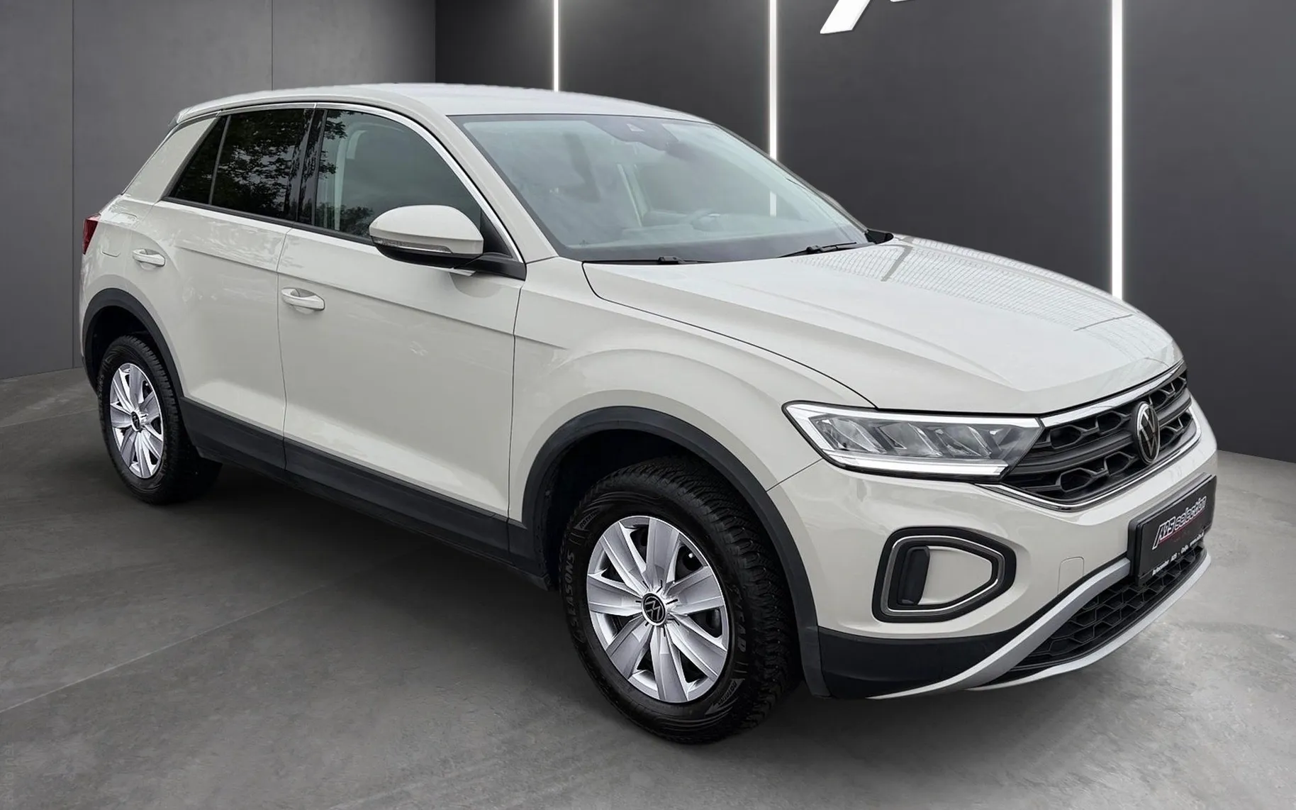 Zunanja slika - Volkswagen T-Roc - 1.0 TSI BMT Life-komaj 31.131 KM-1.lastnik-Virtual - 2