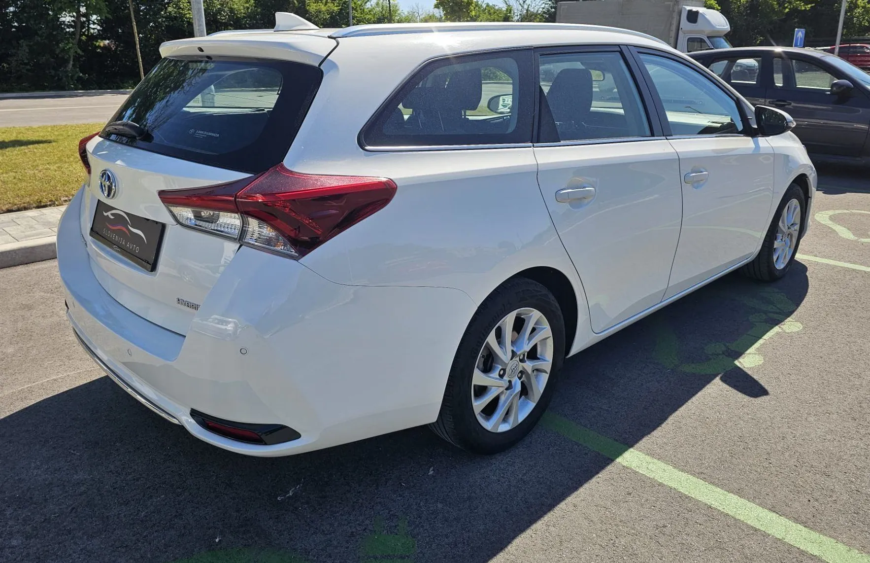 Zunanja slika - Toyota Auris - 1.8 VVT-i Luna Hibrid|navi|LED|gretje sed|kamera - 4
