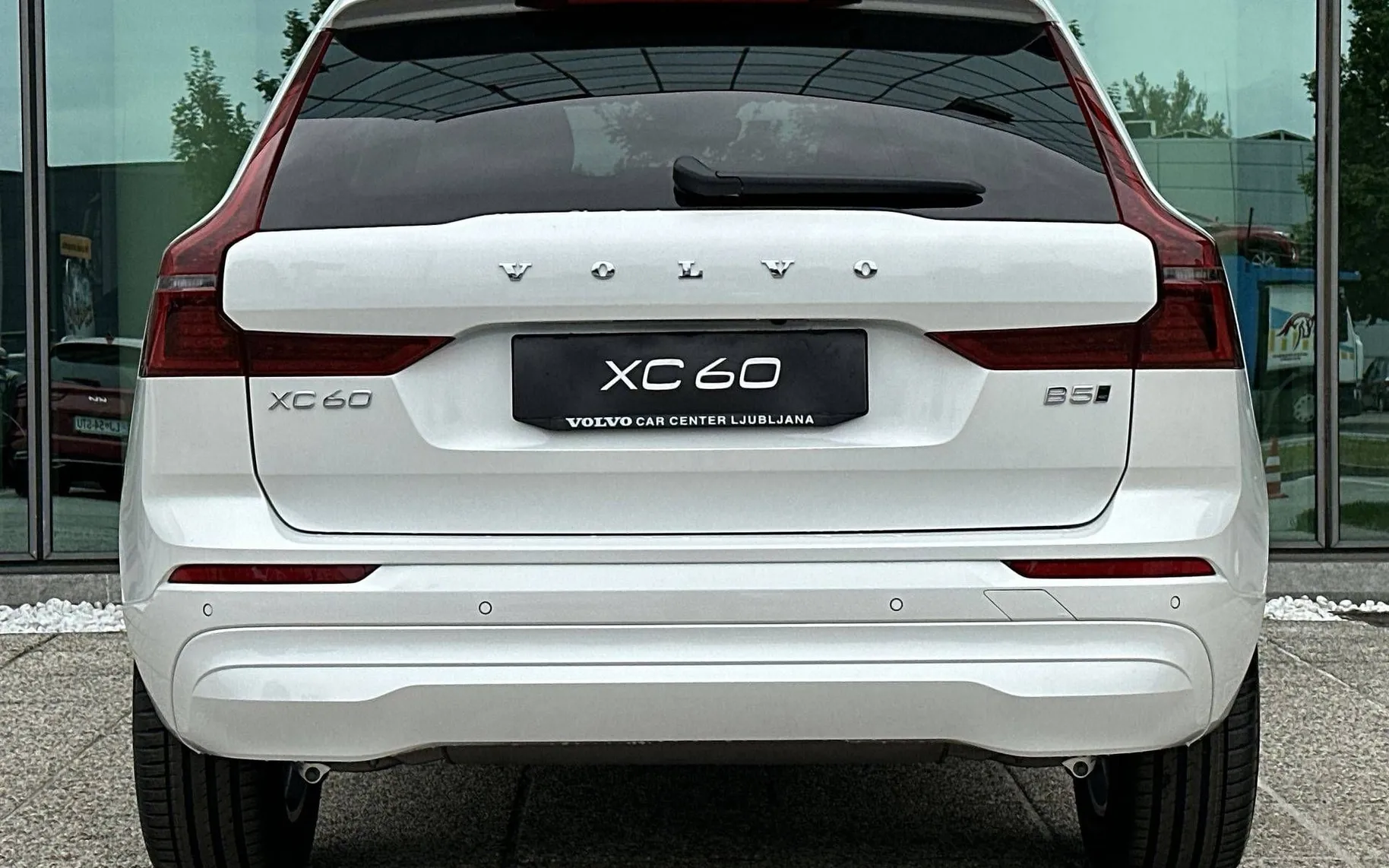 Zunanja slika - Volvo XC60 - B5  P  Core AT AWD 3 leta garancije + 3 servisi... - 6